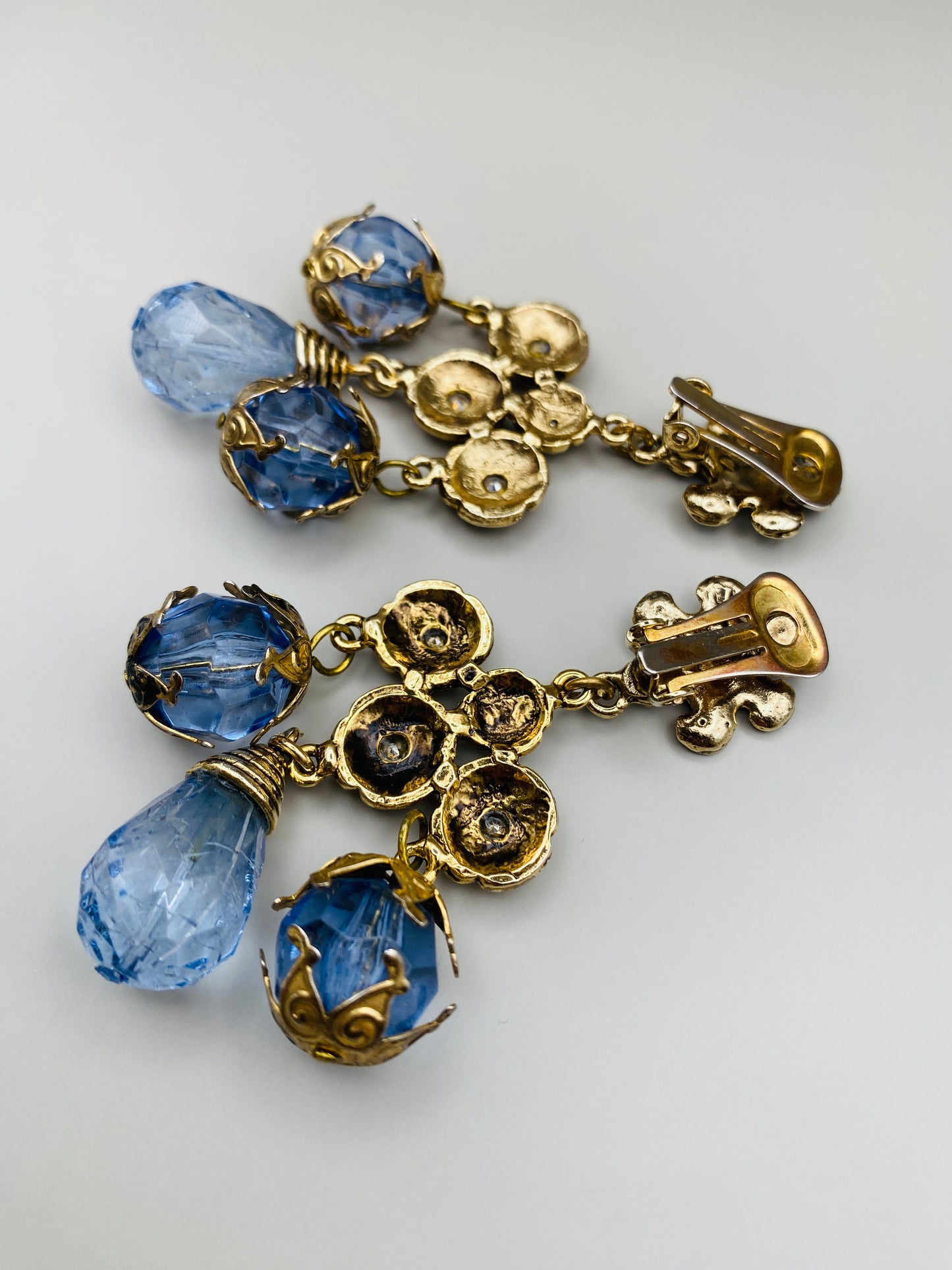 Clips pendants dorés avec pampilles bleues