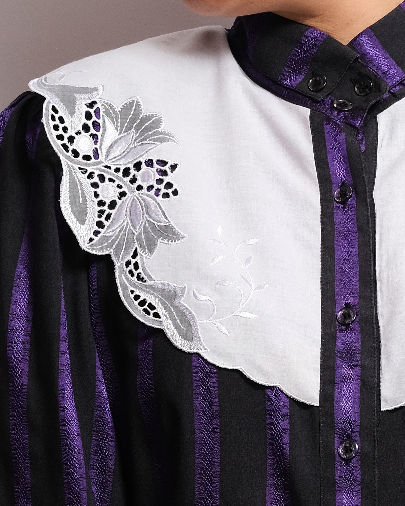 Chemisier Vintage Années 80 – Rayures Violet & Noir, Col Brodé