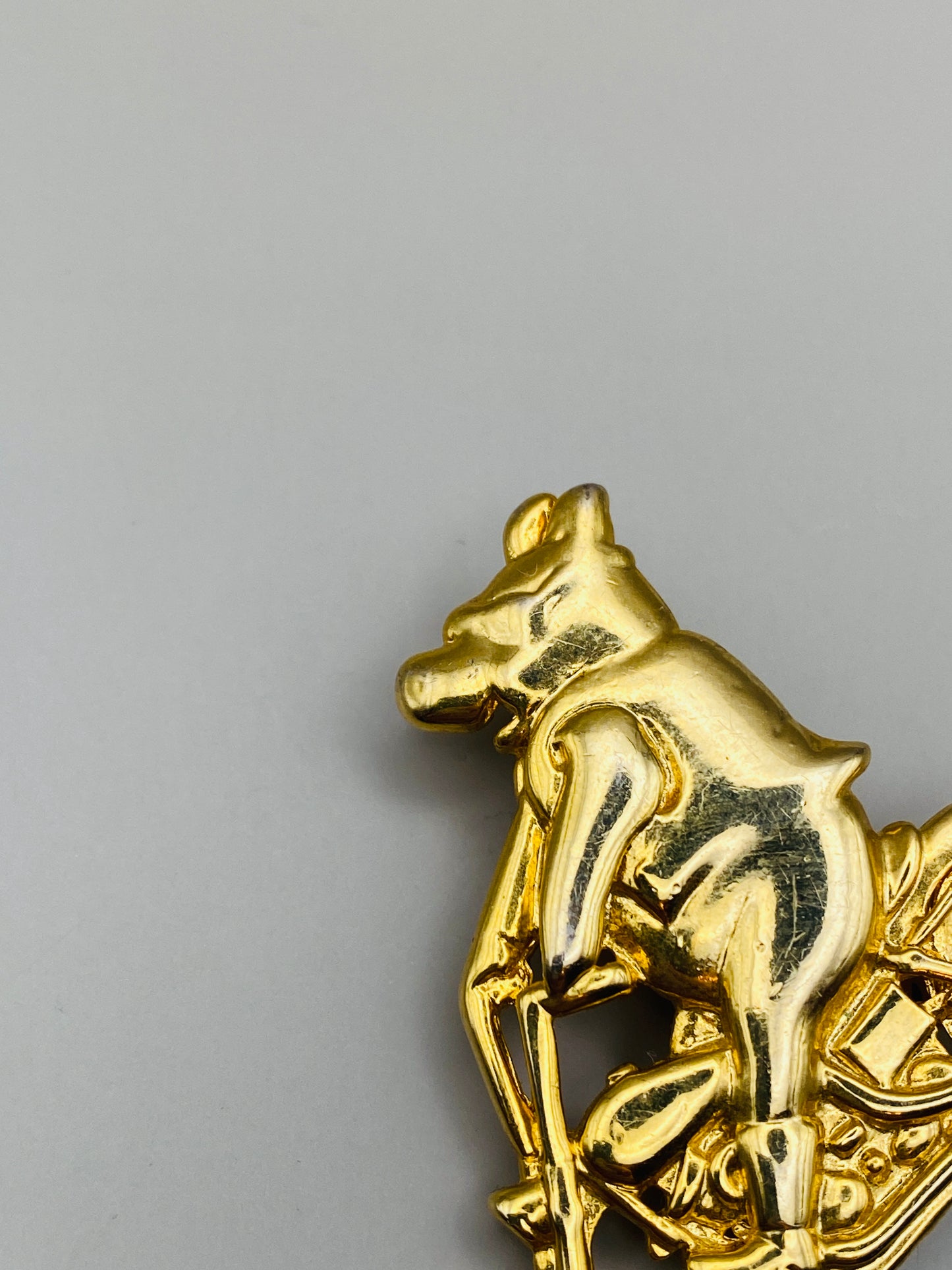 Broche vintage ours biker dorée – Années 1980