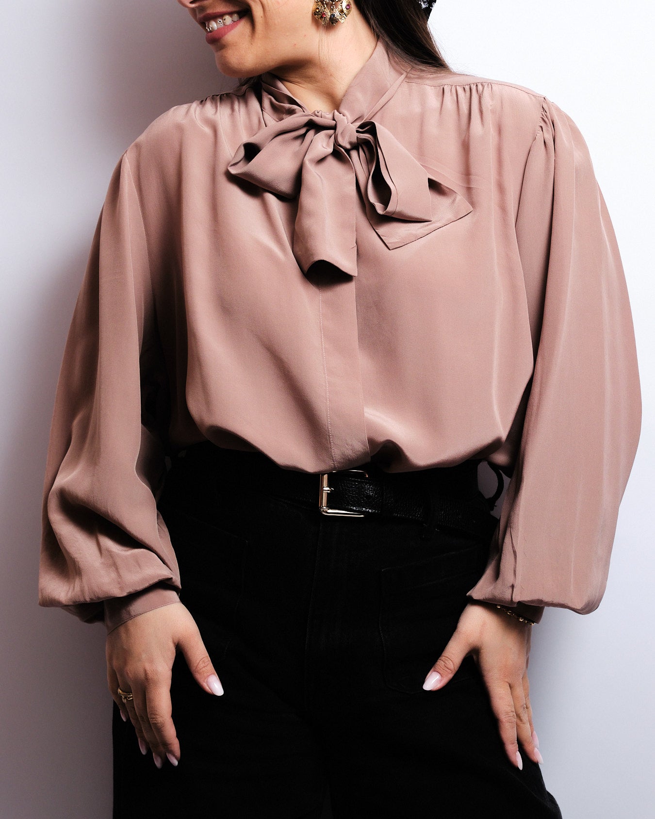 Vintage 70s silk blouse – flowy pussy-bow and timeless style