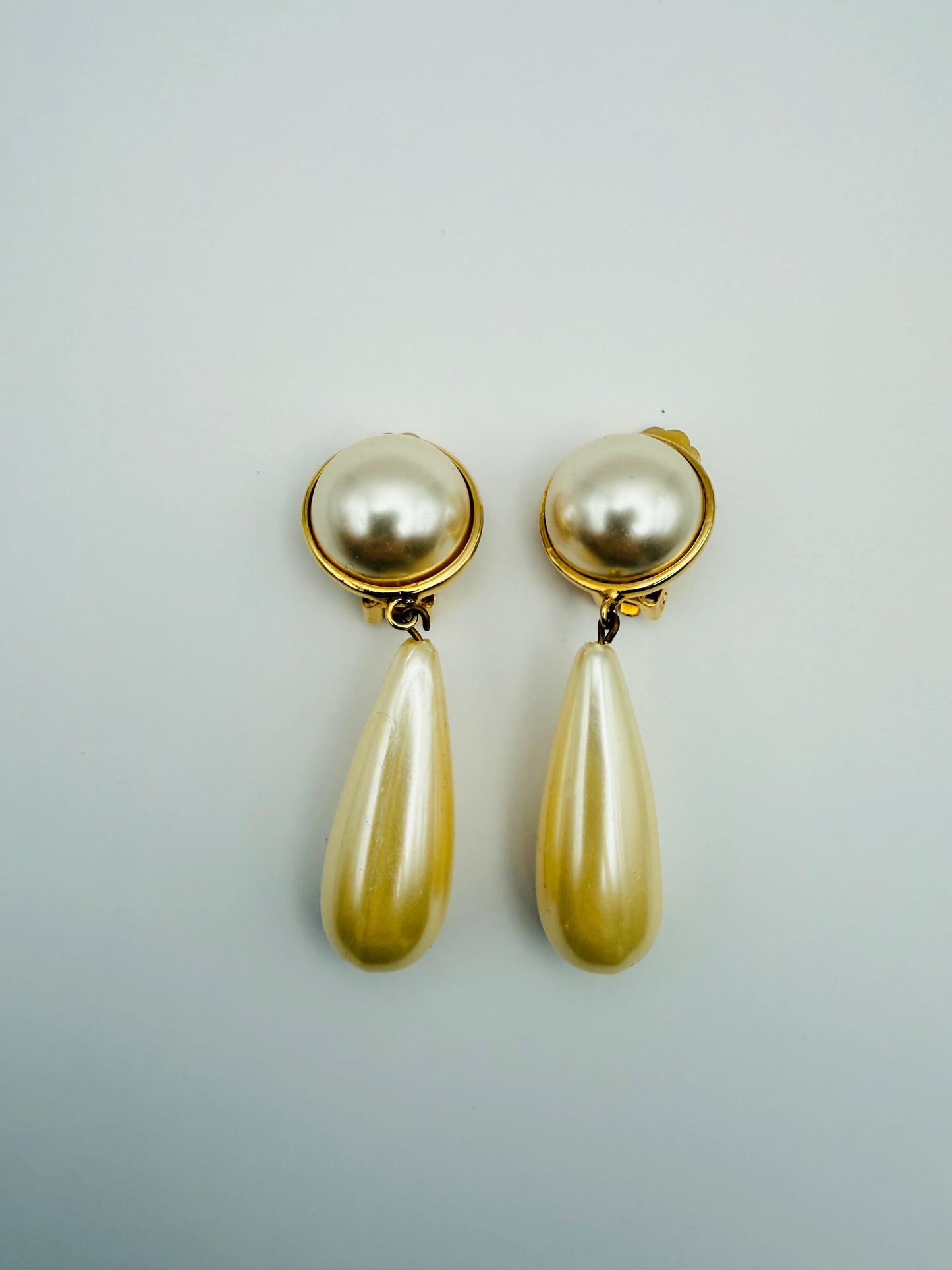 Boucles d’oreilles clips vintage Les Bernard perles nacrées pendantes