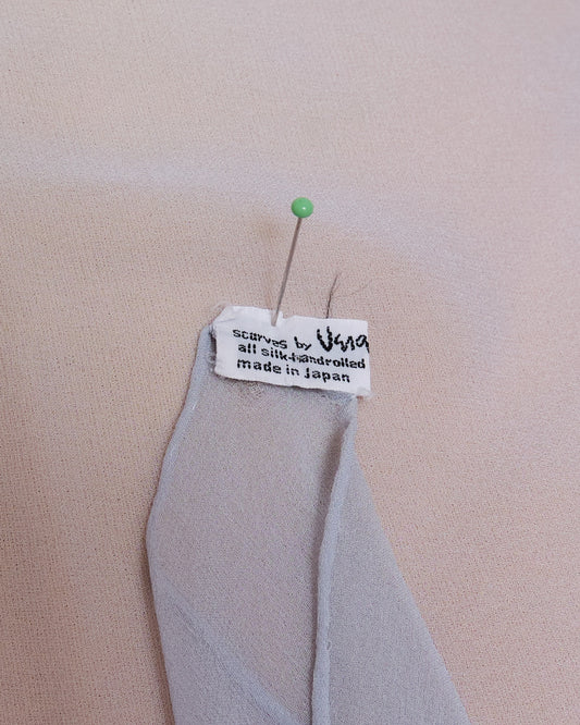 Foulard vintage en crêpe de soie bleu ciel pâle