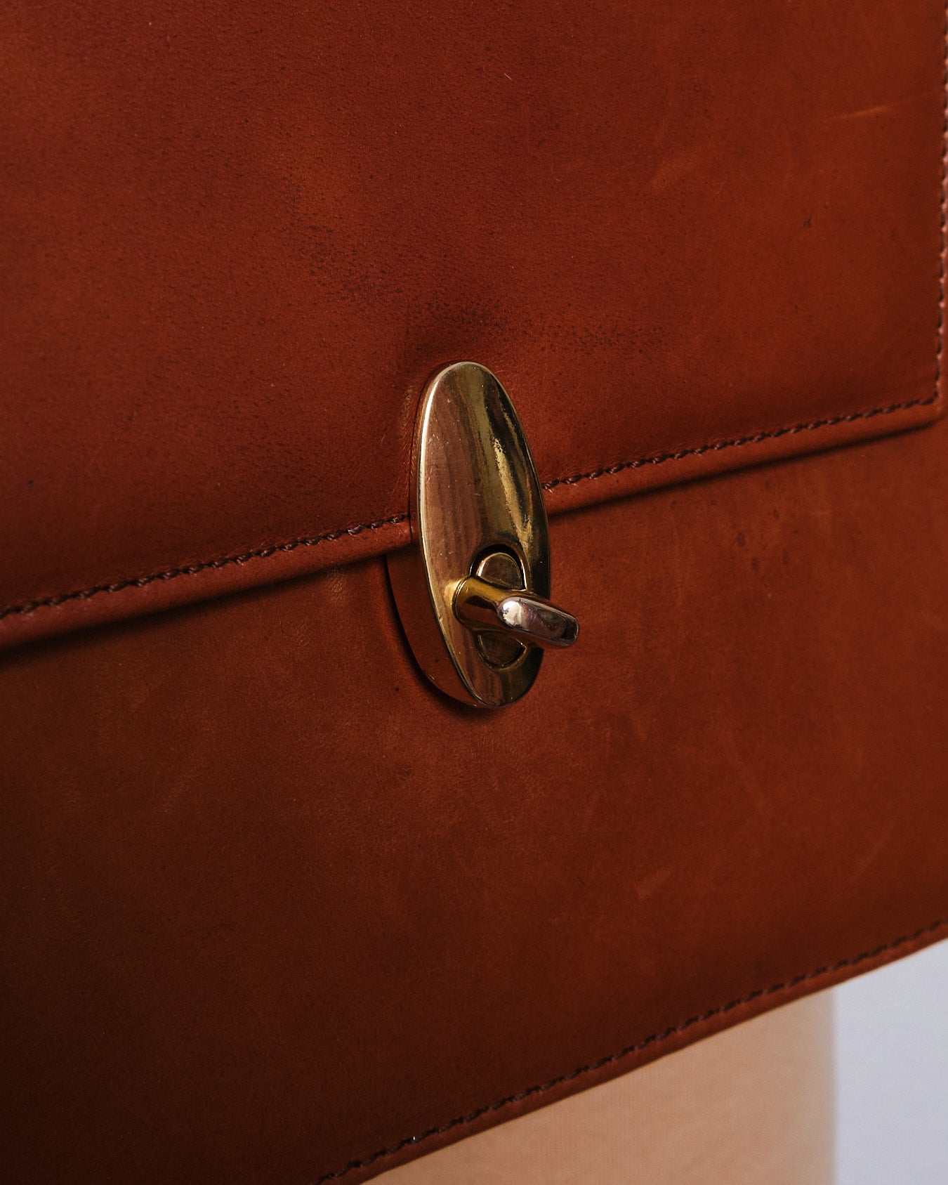 Sac vintage structuré en cuir cognac — années 60/70