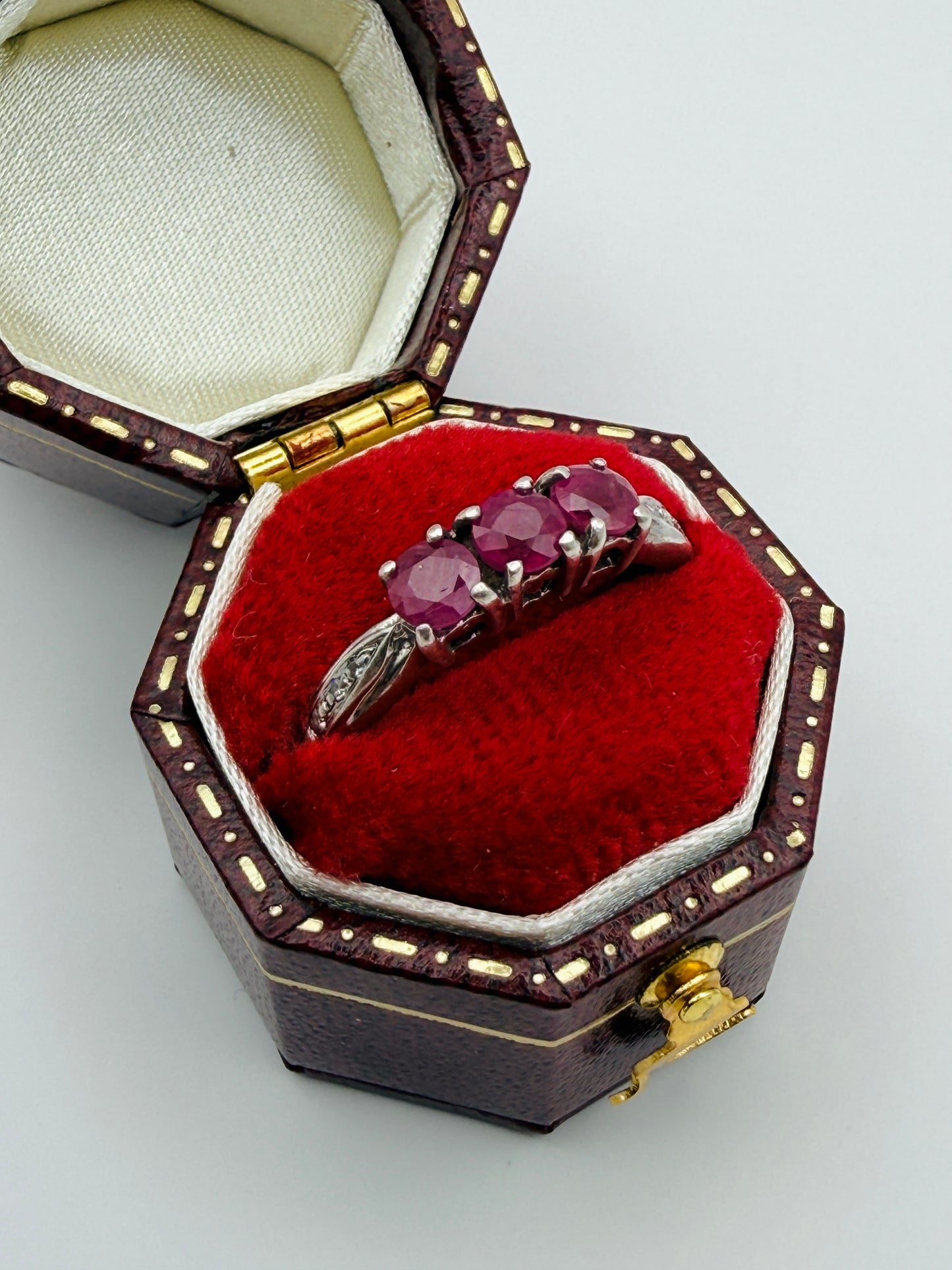 Bague vintage trilogie en argent et rubis