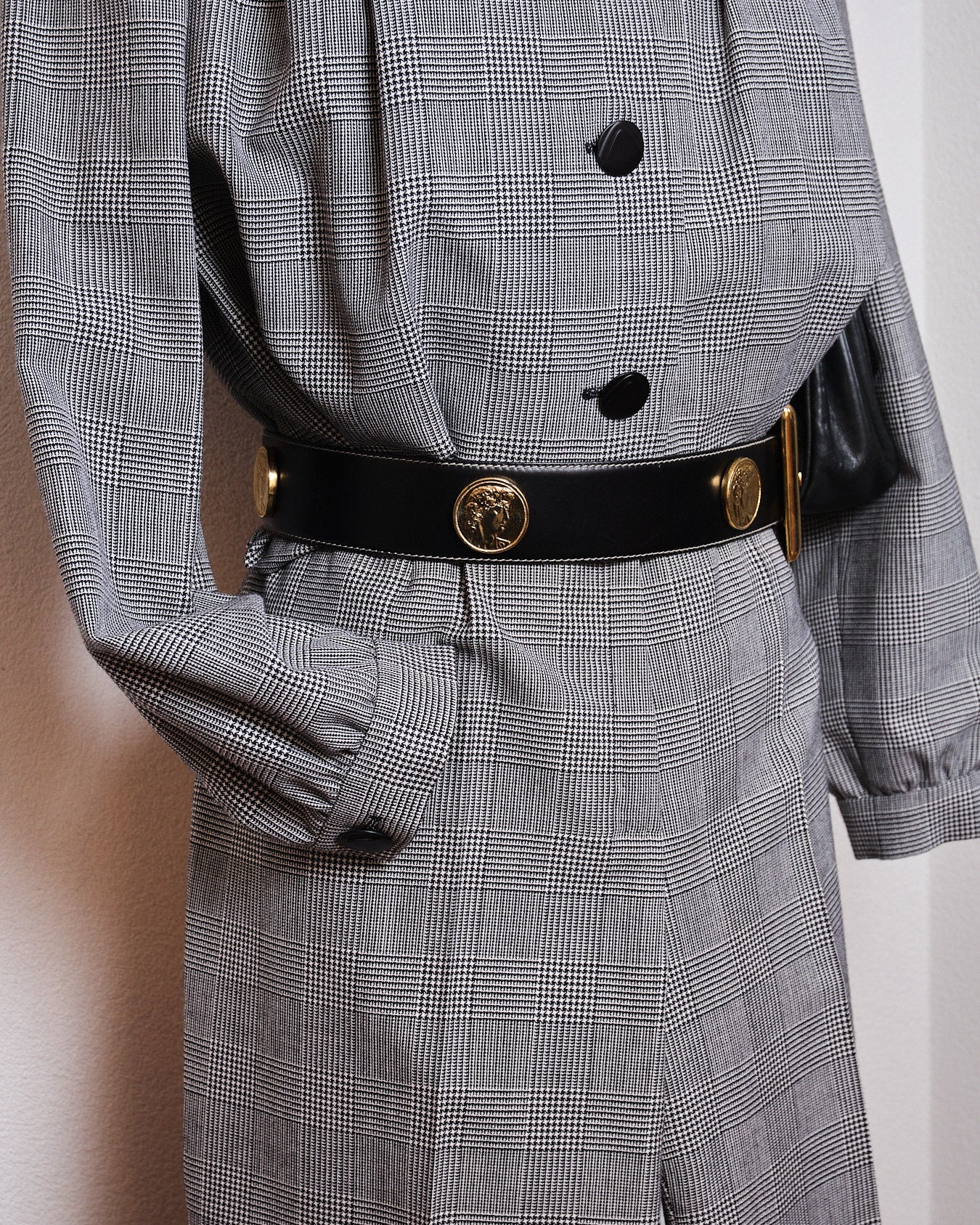 Ceinture Escada vintage en cuir noir et métal doré — Made in Western Germany