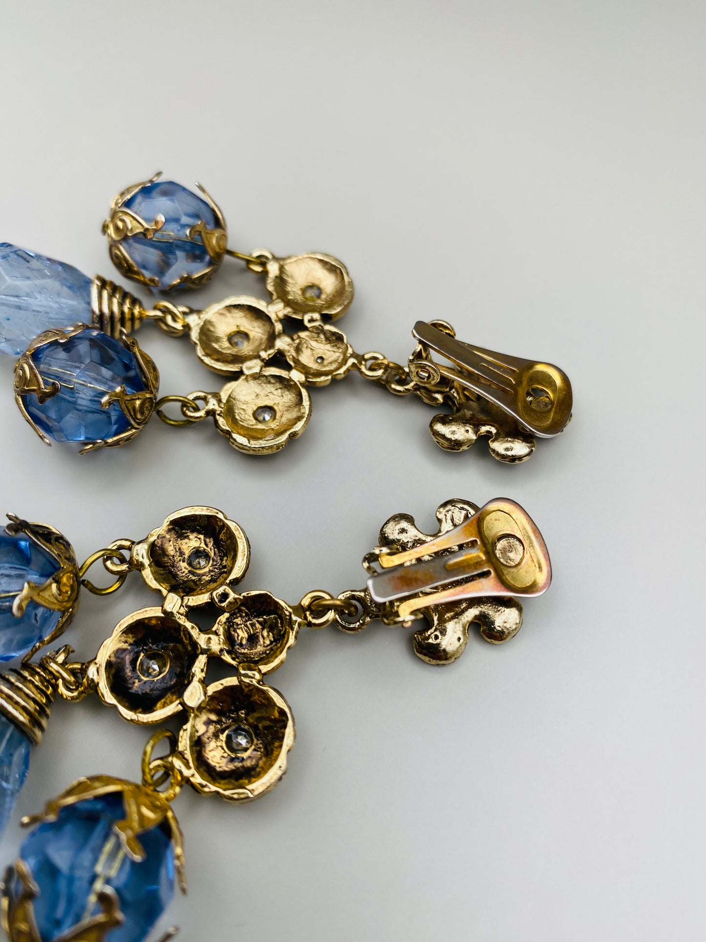 Clips pendants dorés avec pampilles bleues