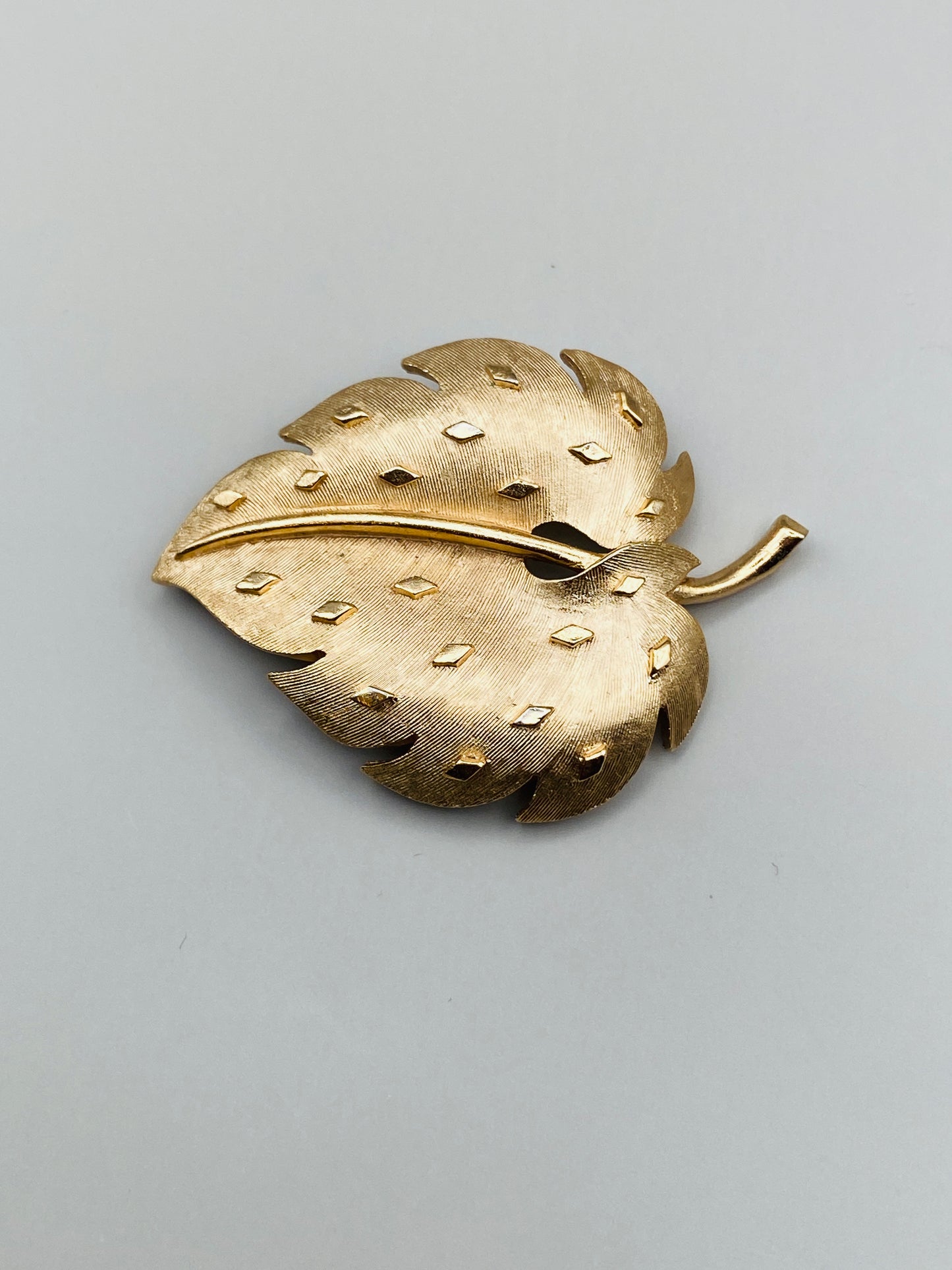 Vintage Trifari brooch – Textured gold leaf (new)