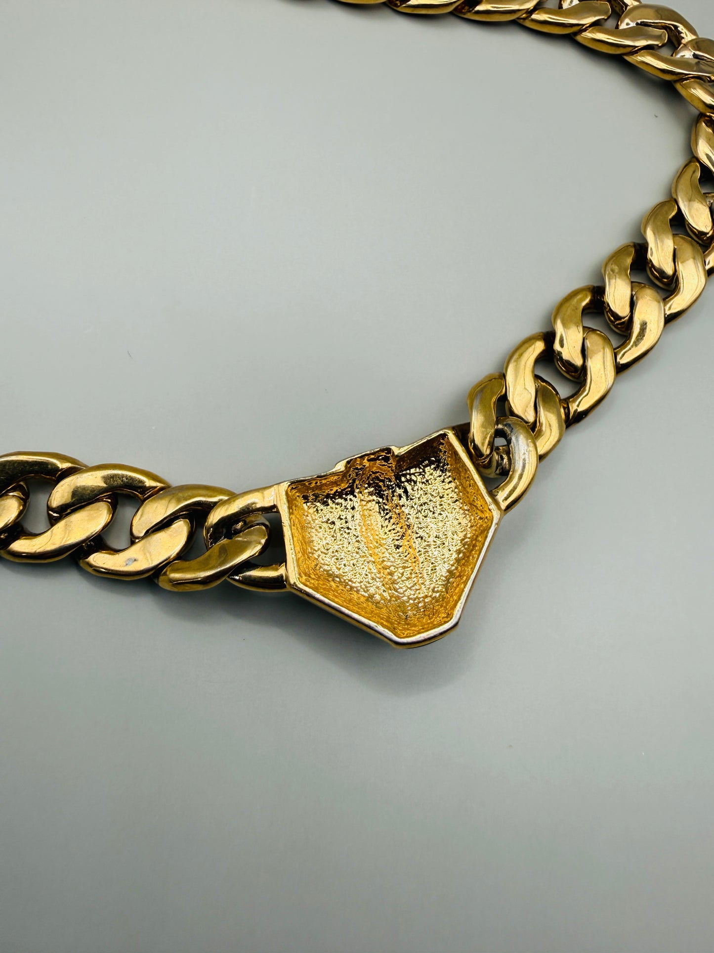 Collier vintage chaîne dorée & motif central – allure couture