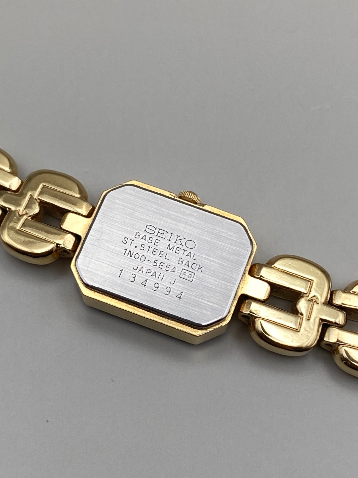 Montre Seiko vintage – montre-bijou dorée à maille articulée