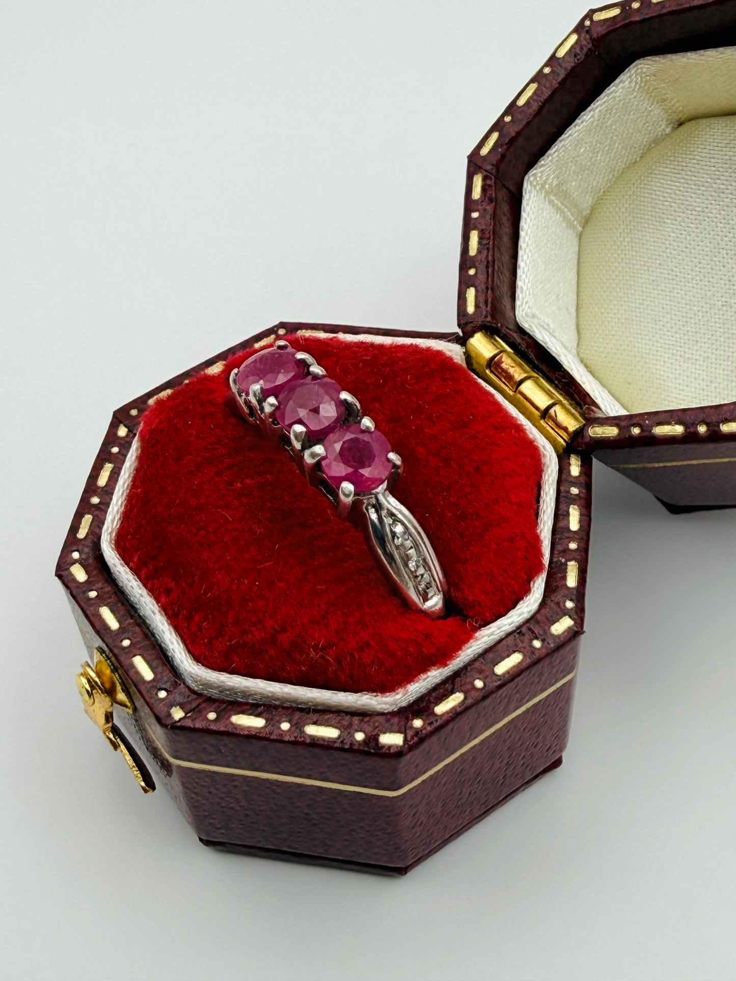 Bague vintage trilogie en argent et rubis