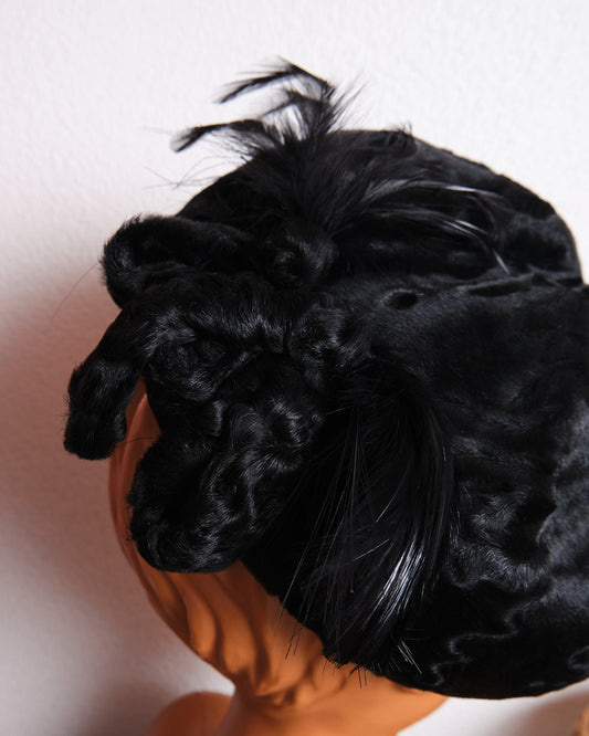 Bibi vintage noir en astrakan et plumes « Au tigre royal Vevey »
