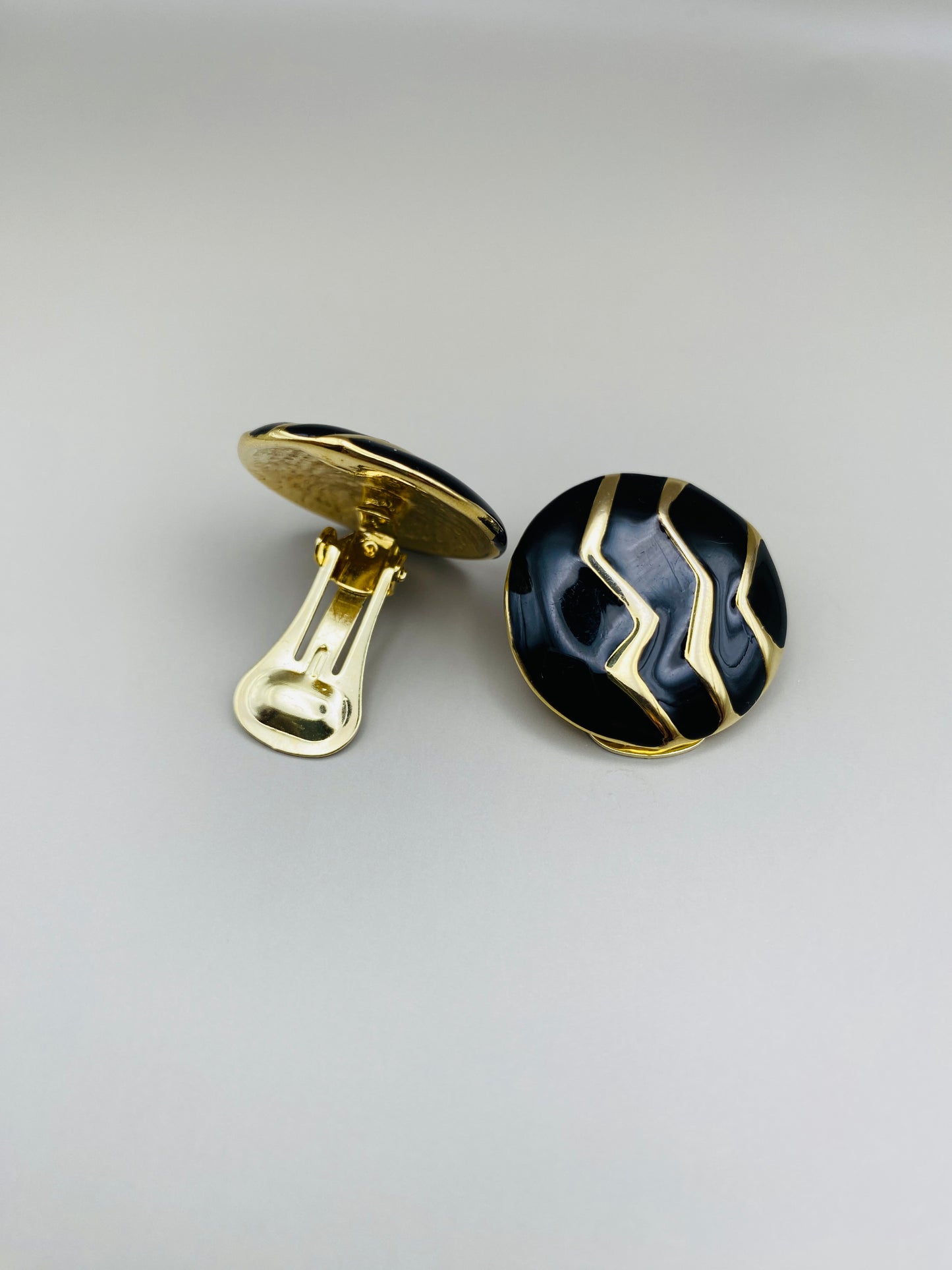 Clips Vintage ronds dorés émaillés noir