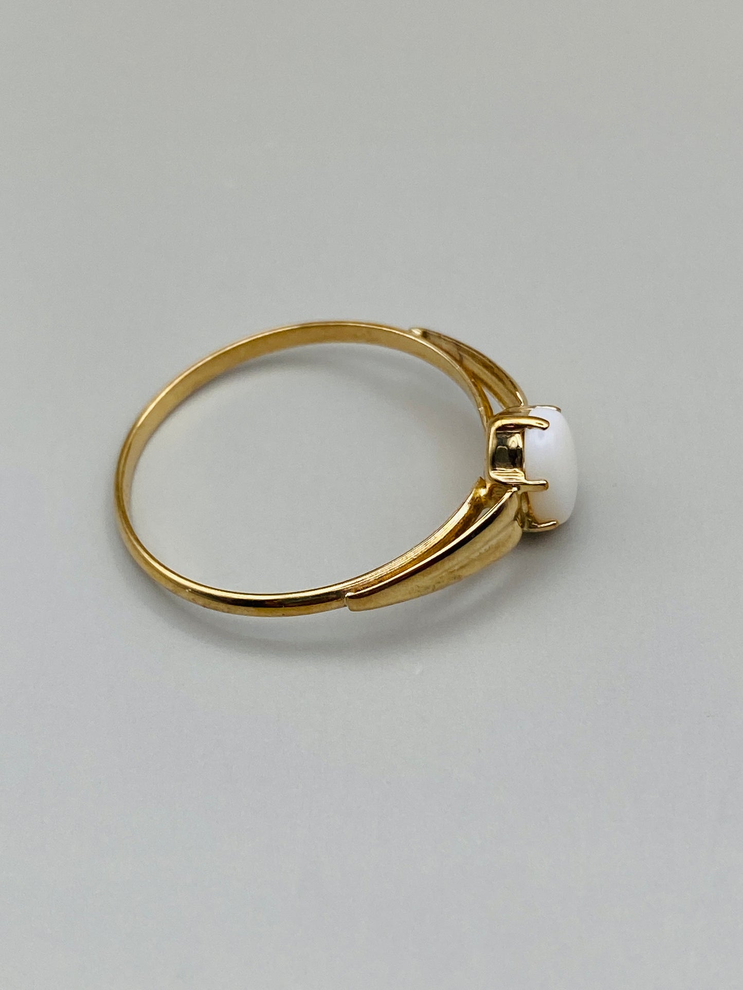 Bague vintage en or 333 (8k) et pierre blanche imitation opale