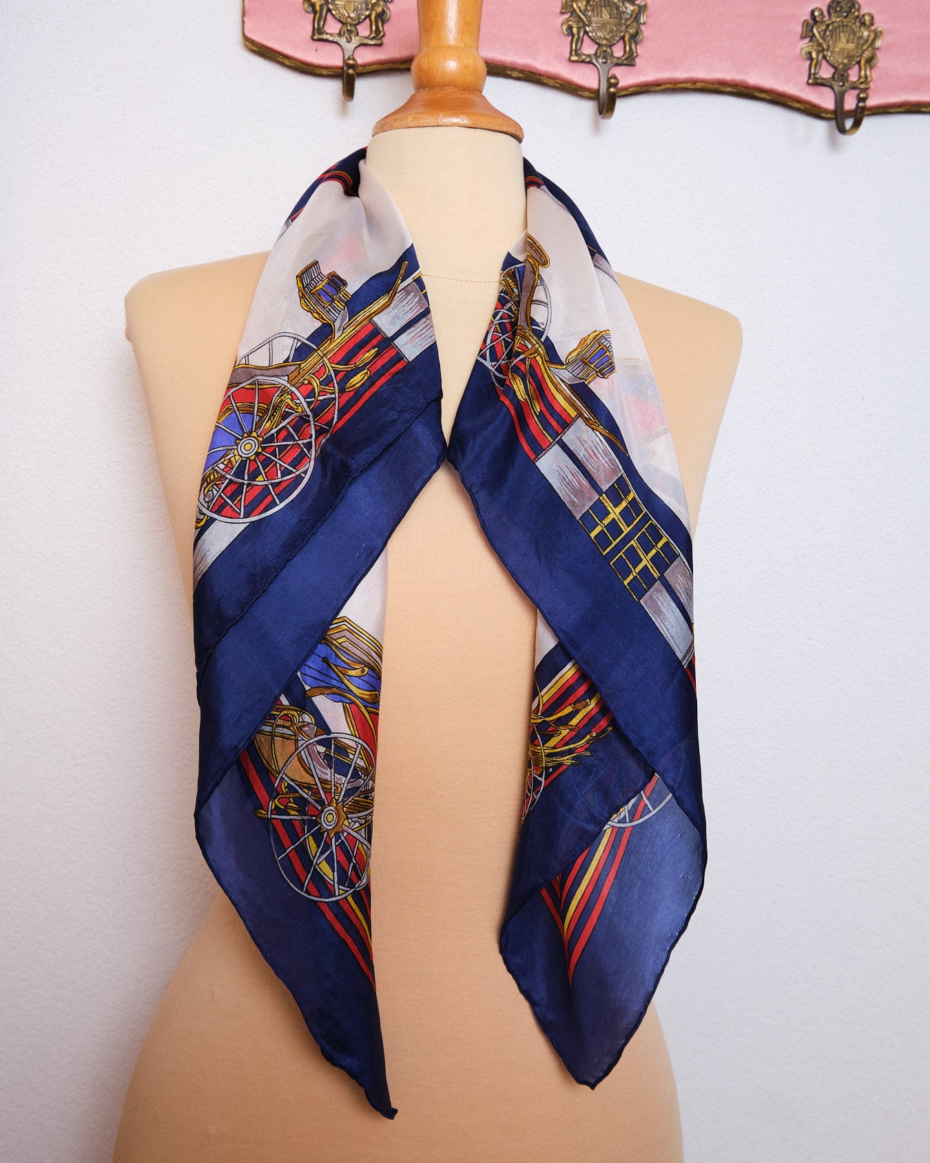 Grand foulard vintage en polyester satiné