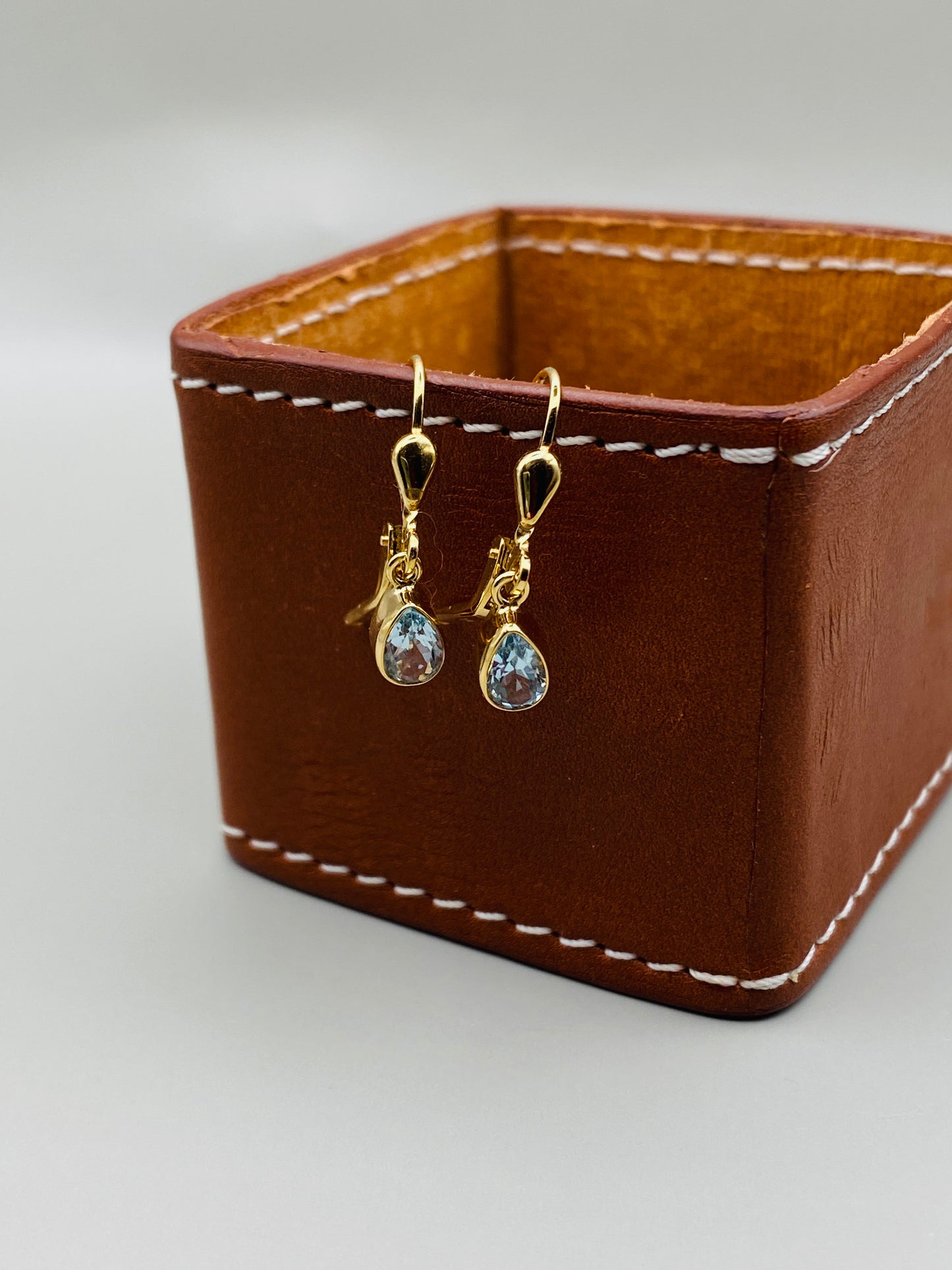 Boucles d’oreilles vintage en or 9 carats et pierre bleue