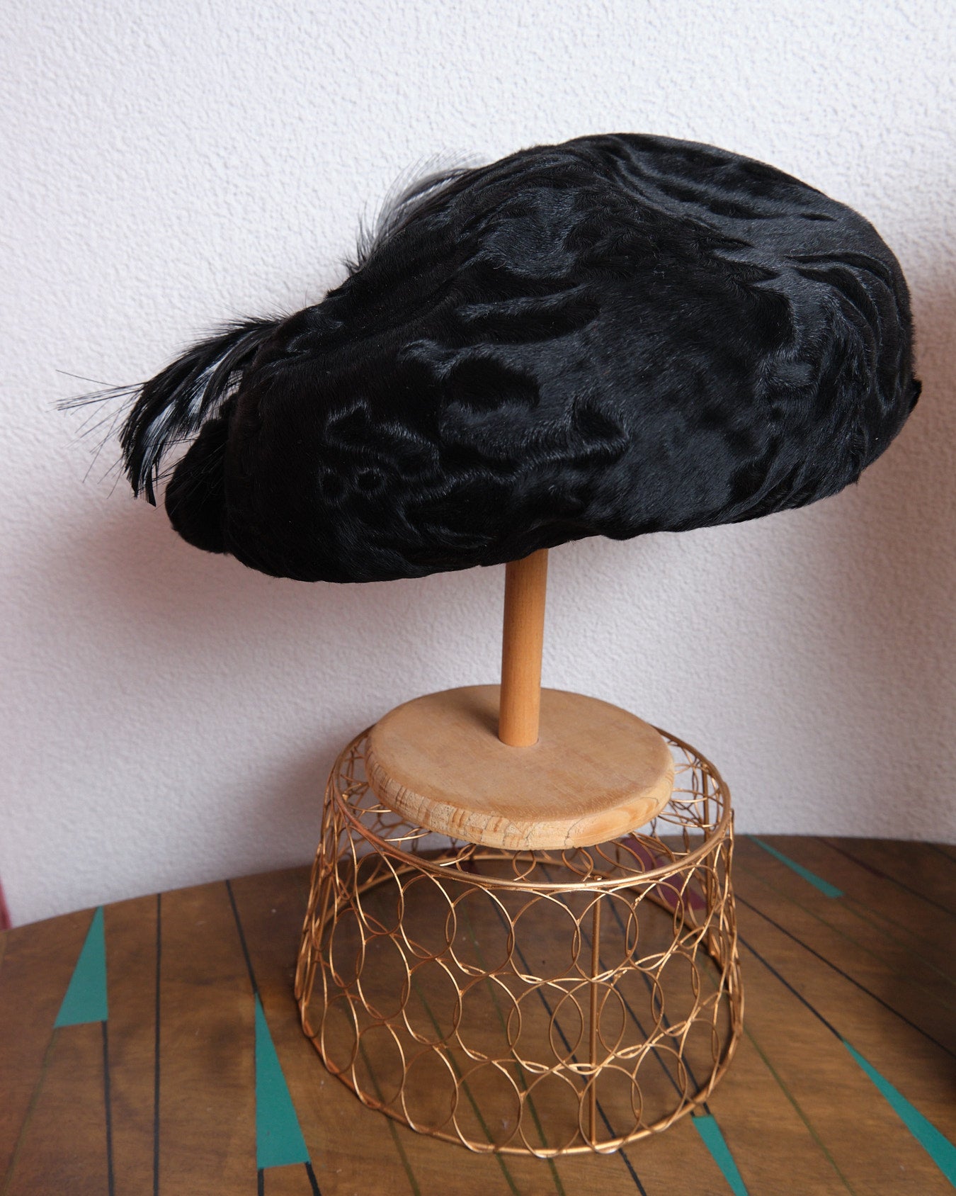 Bibi vintage noir en astrakan et plumes « Au tigre royal Vevey »