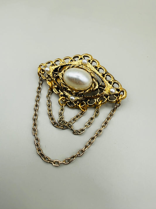 Broche Vintage Médaillon perlé & chaînes