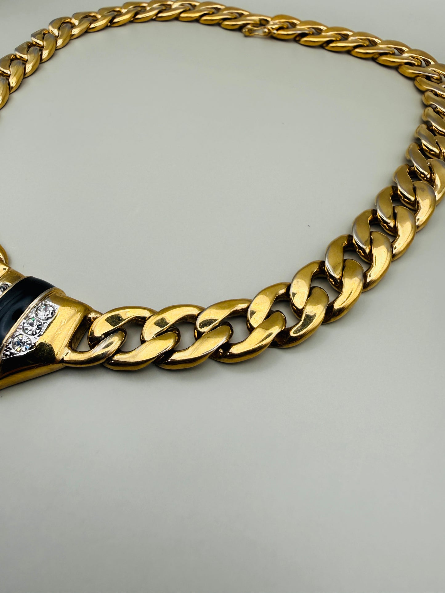 Collier vintage chaîne dorée & motif central – allure couture