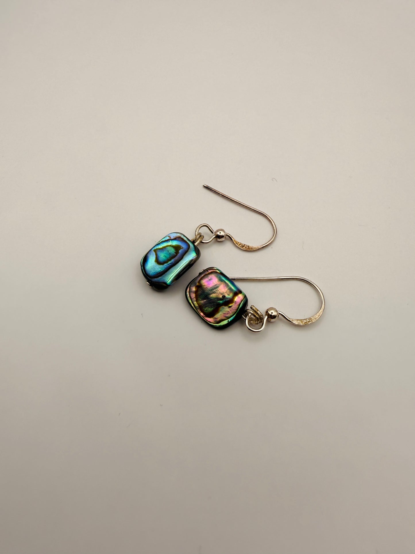 Boucles d’oreilles vintage en nacre irisée
