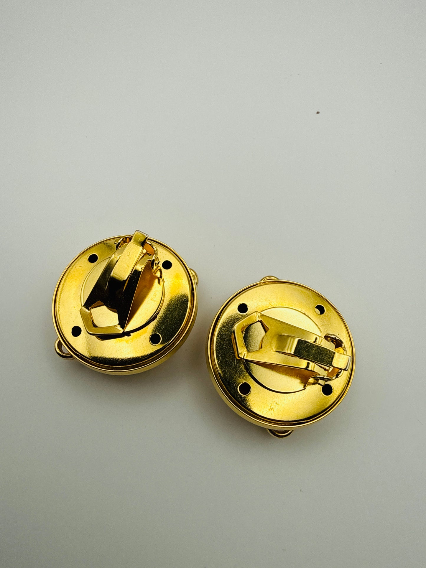 Boucles d’oreilles vintage motif char antique doré et argenté