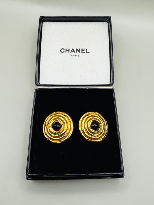 Boucles d’Oreilles Chanel Vintage Clips — Motif Sculptural Doré & Pierre Noire