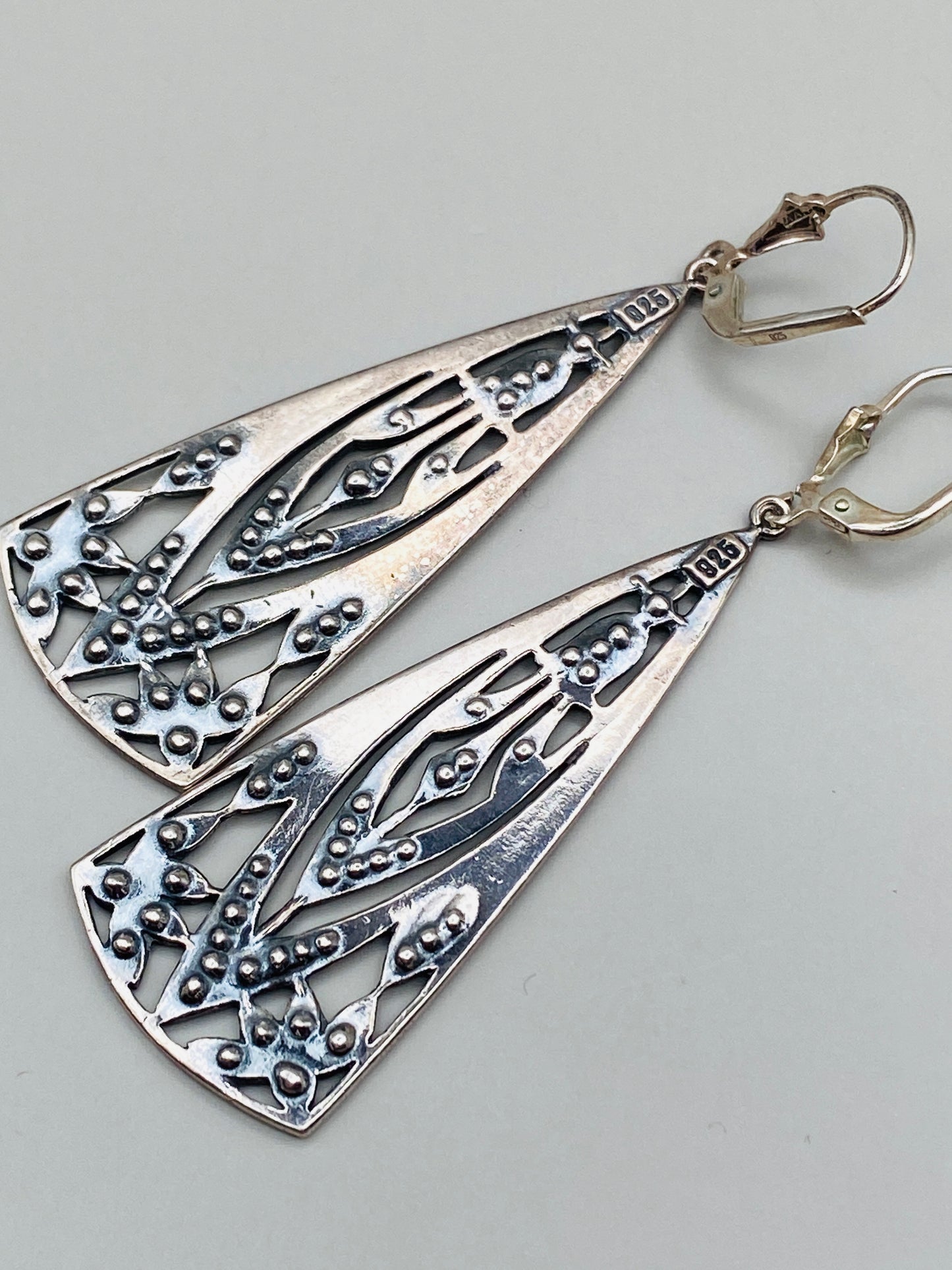 Boucles d’oreilles Art déco en argent 925 – Motifs ajourés & pierres blanches