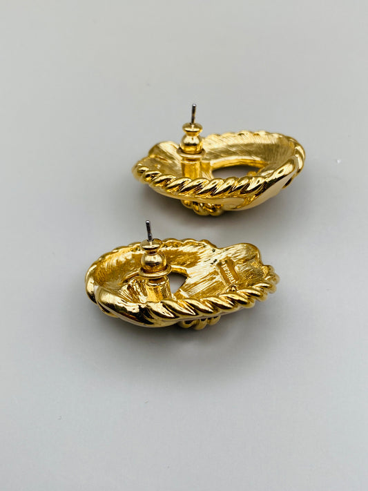 Boucles d’oreilles vintage Trifari – Nœud torsadé ivoire & doré (neuf)