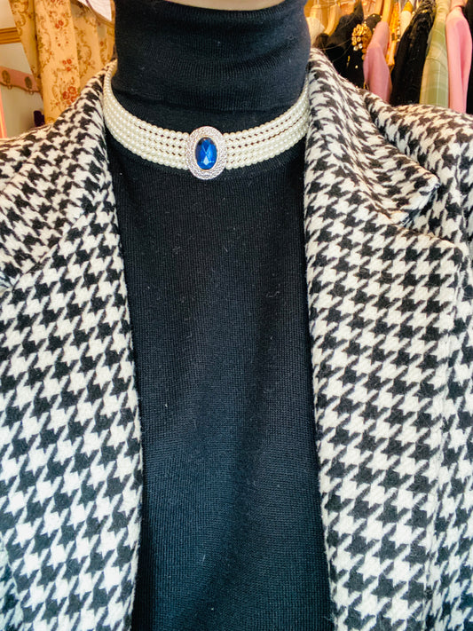 Collier vintage multi-rangs de perles fantaisie en plastique – cabochon bleu nuit