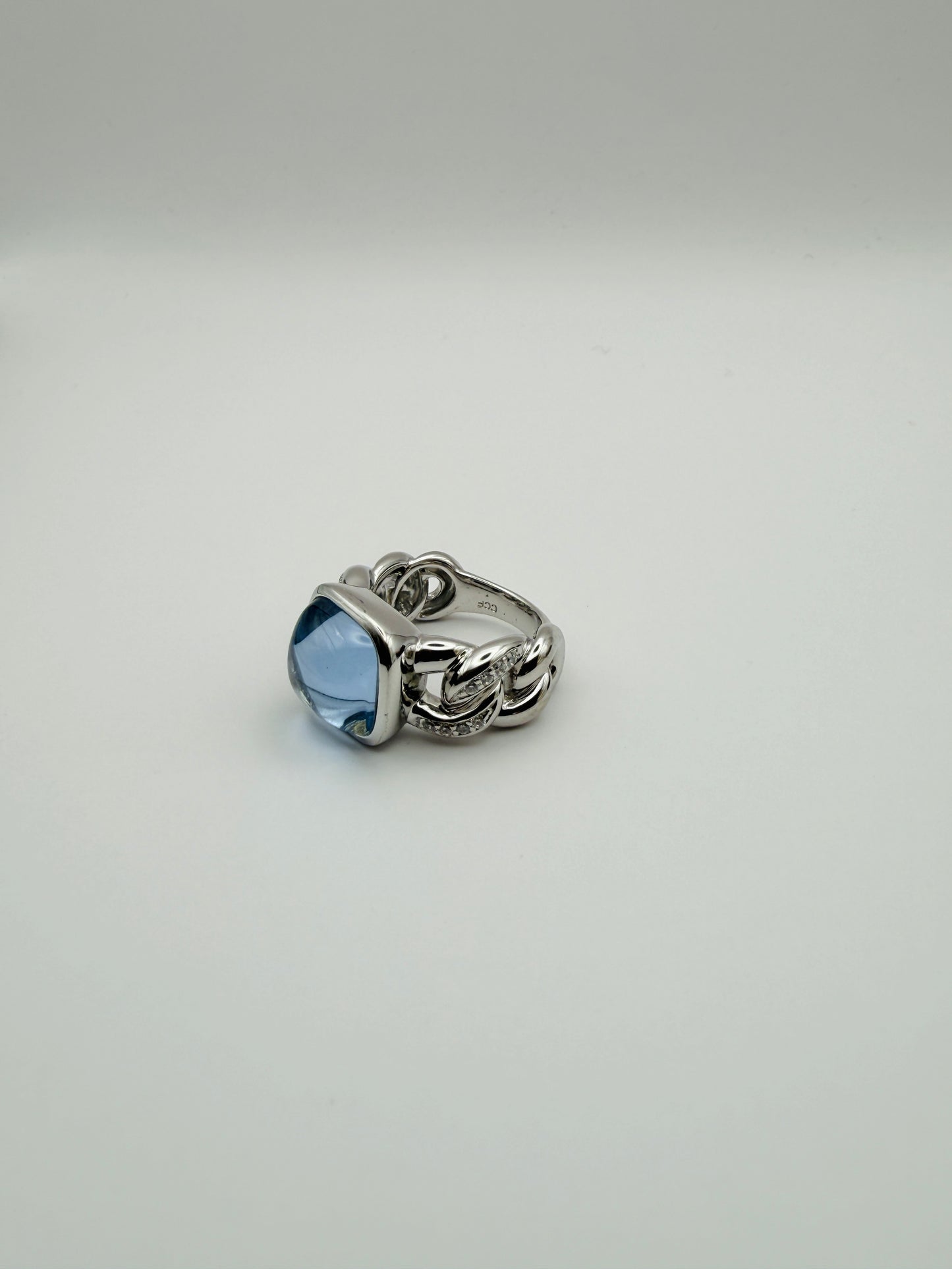 Bague contemporaine en argent 925 et topaze bleue