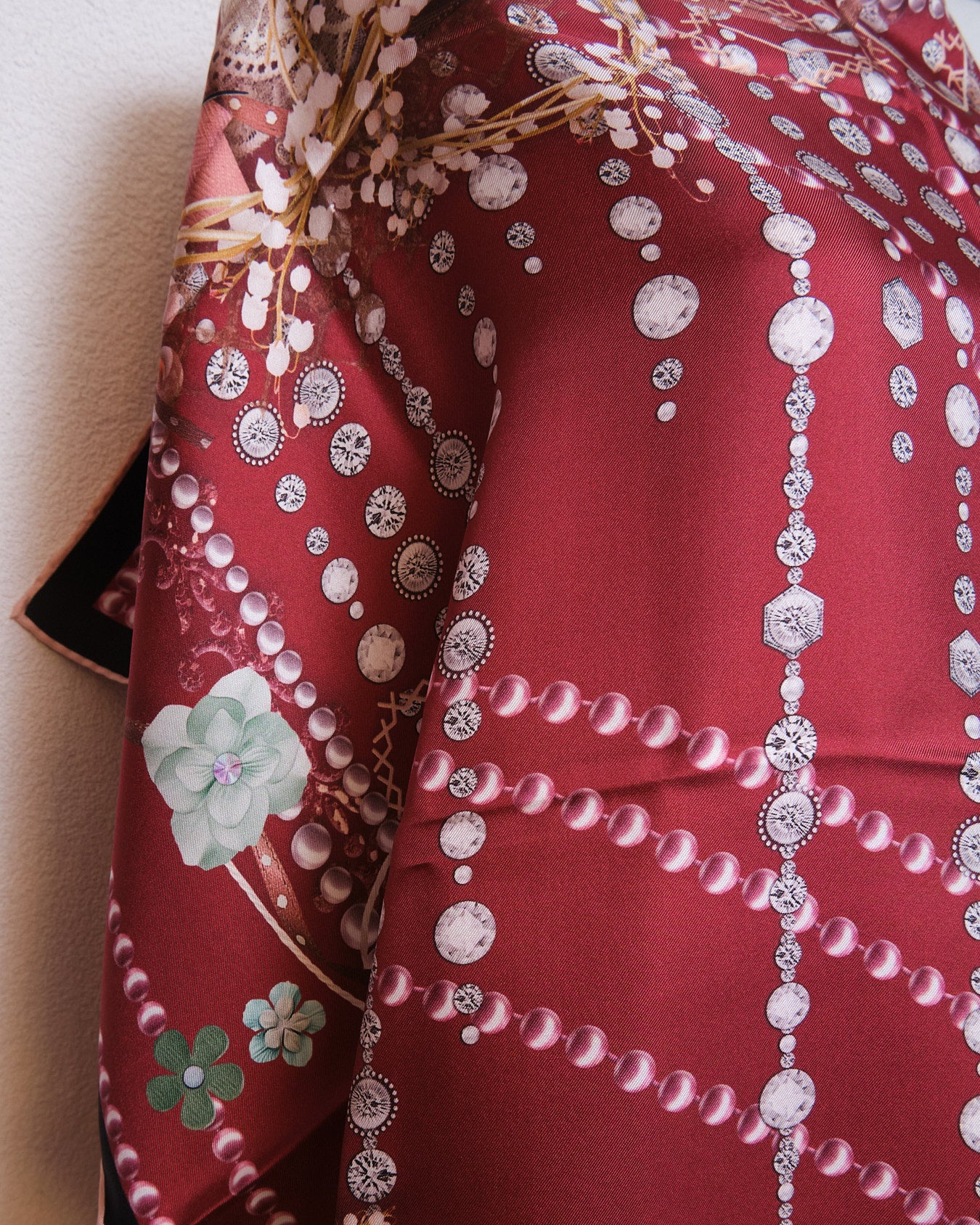 Grand foulard en soie signé Vakko Collection