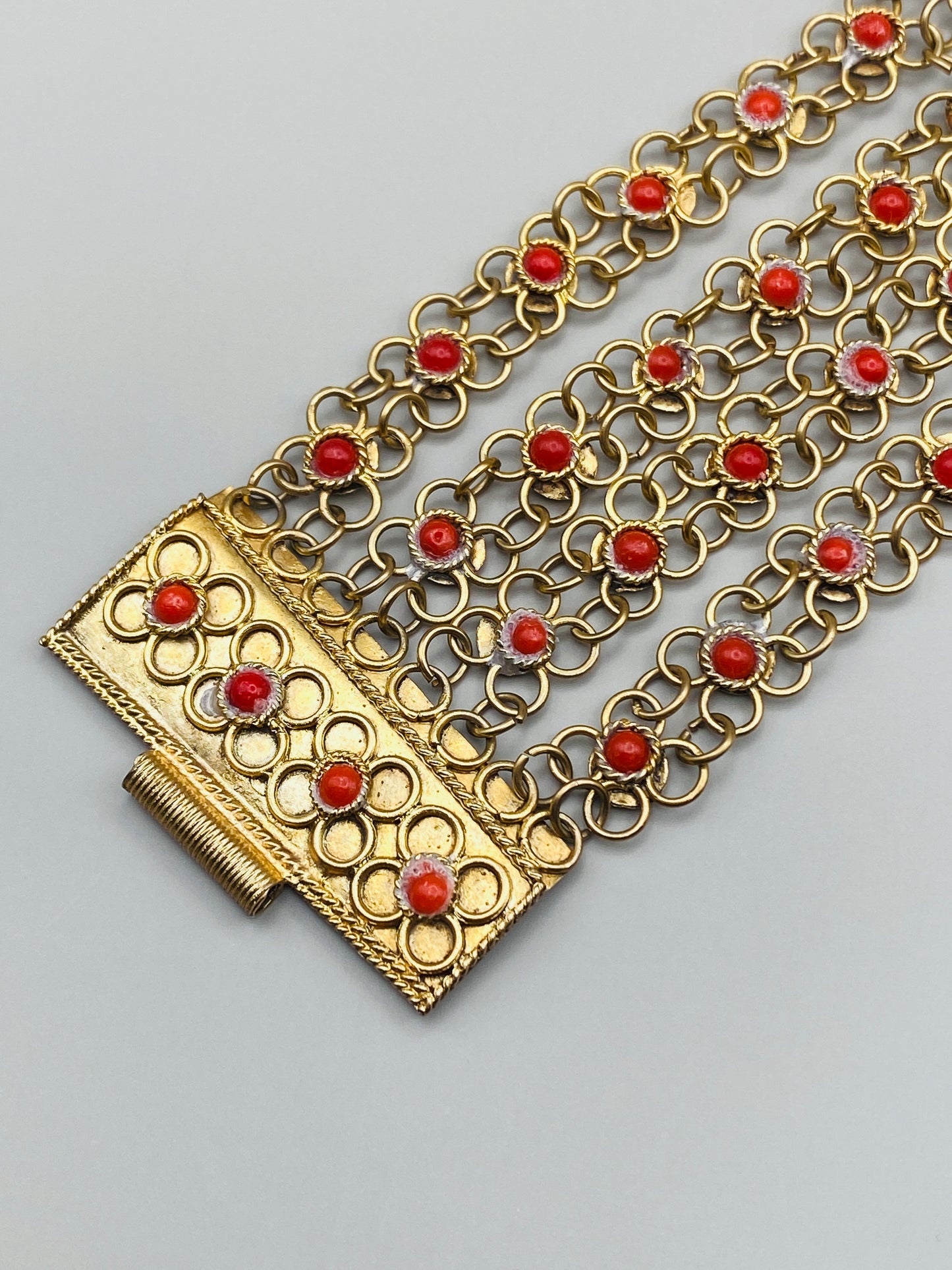 Bracelet vintage 70s – Manchette ajourée dorée & cabochons corail