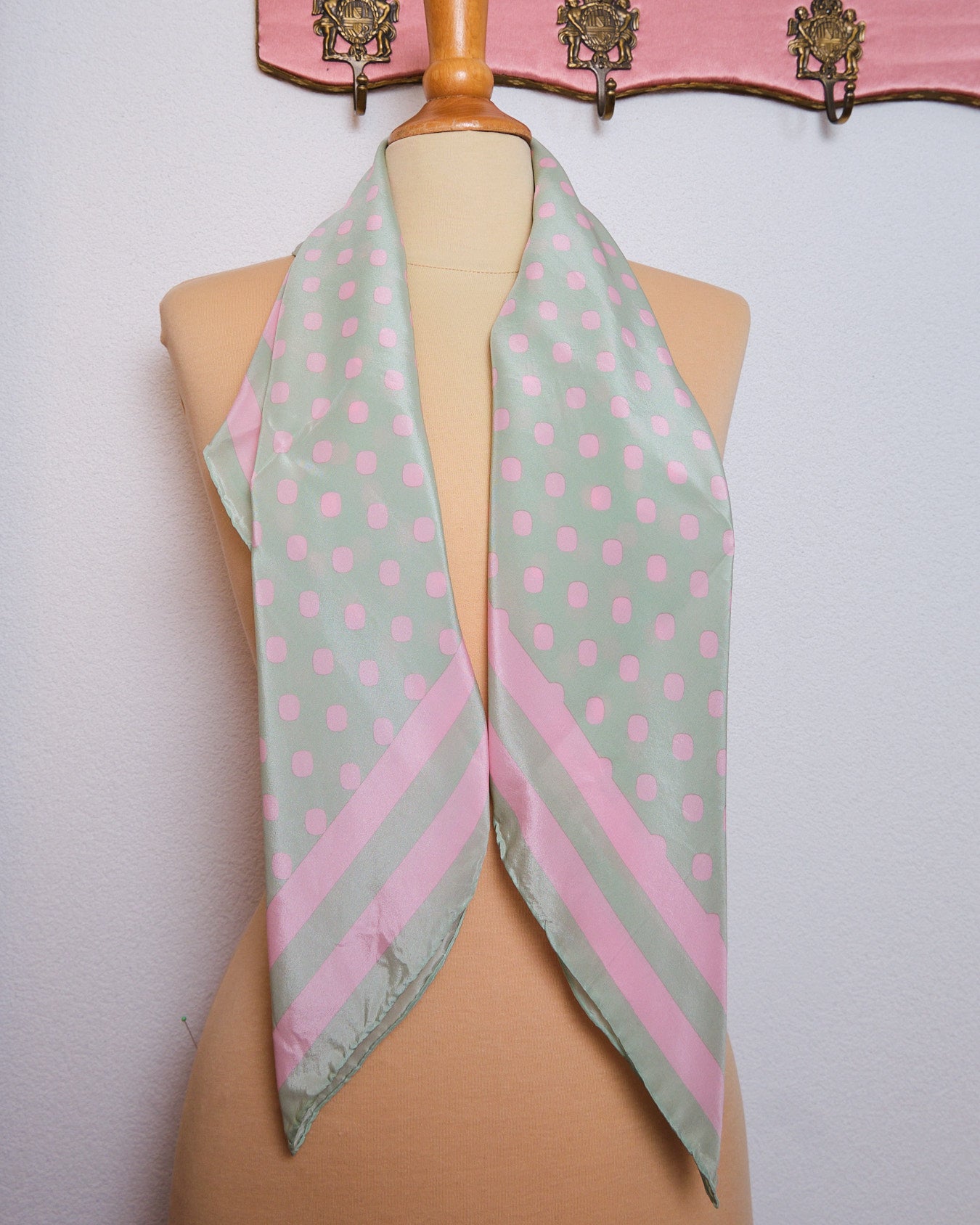Grand foulard vintage en soie signé David Hayes