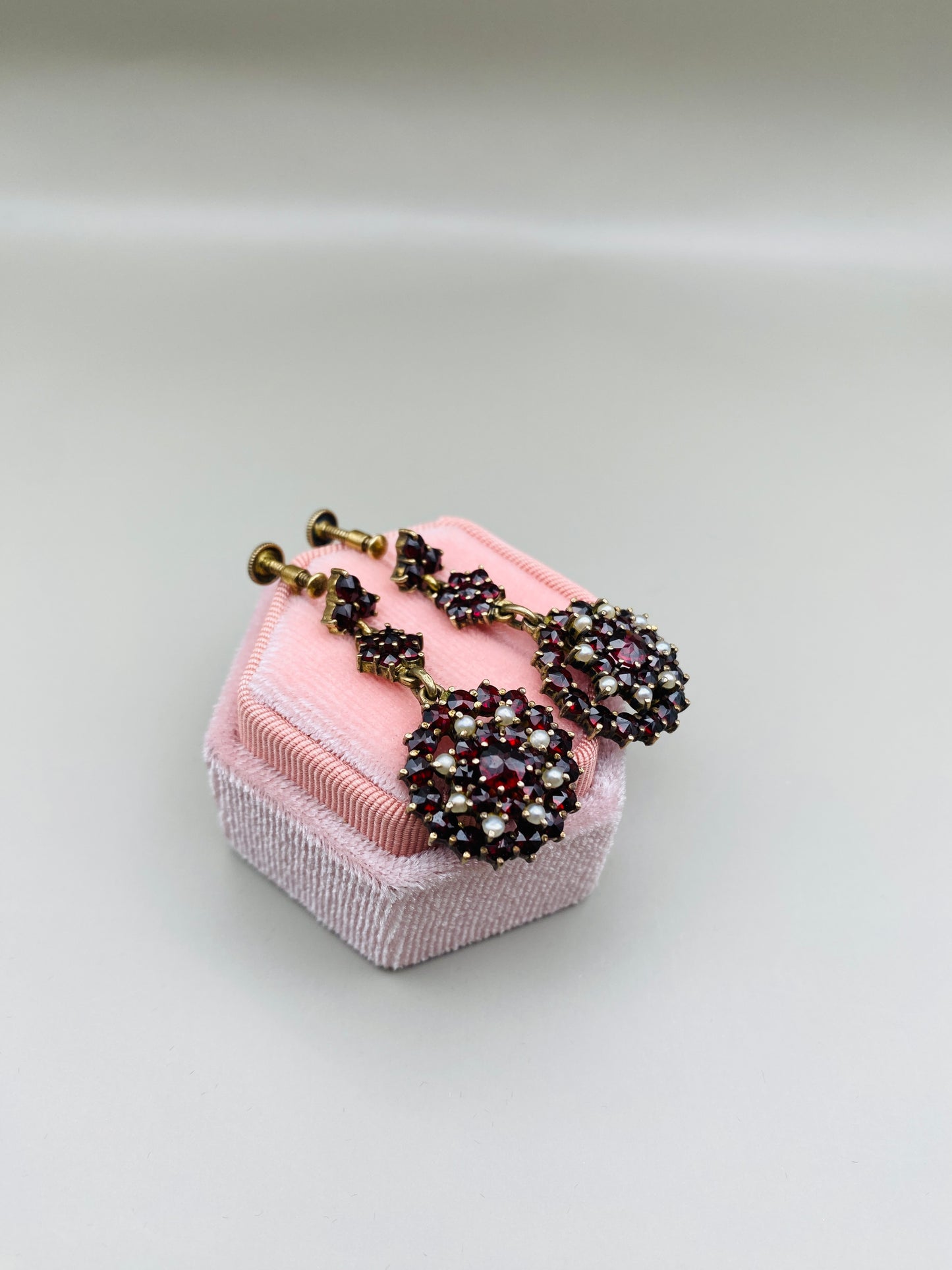 Boucles d’oreilles pendantes vintage grenats & perles, fermoir à vis argent 800 plaqué or