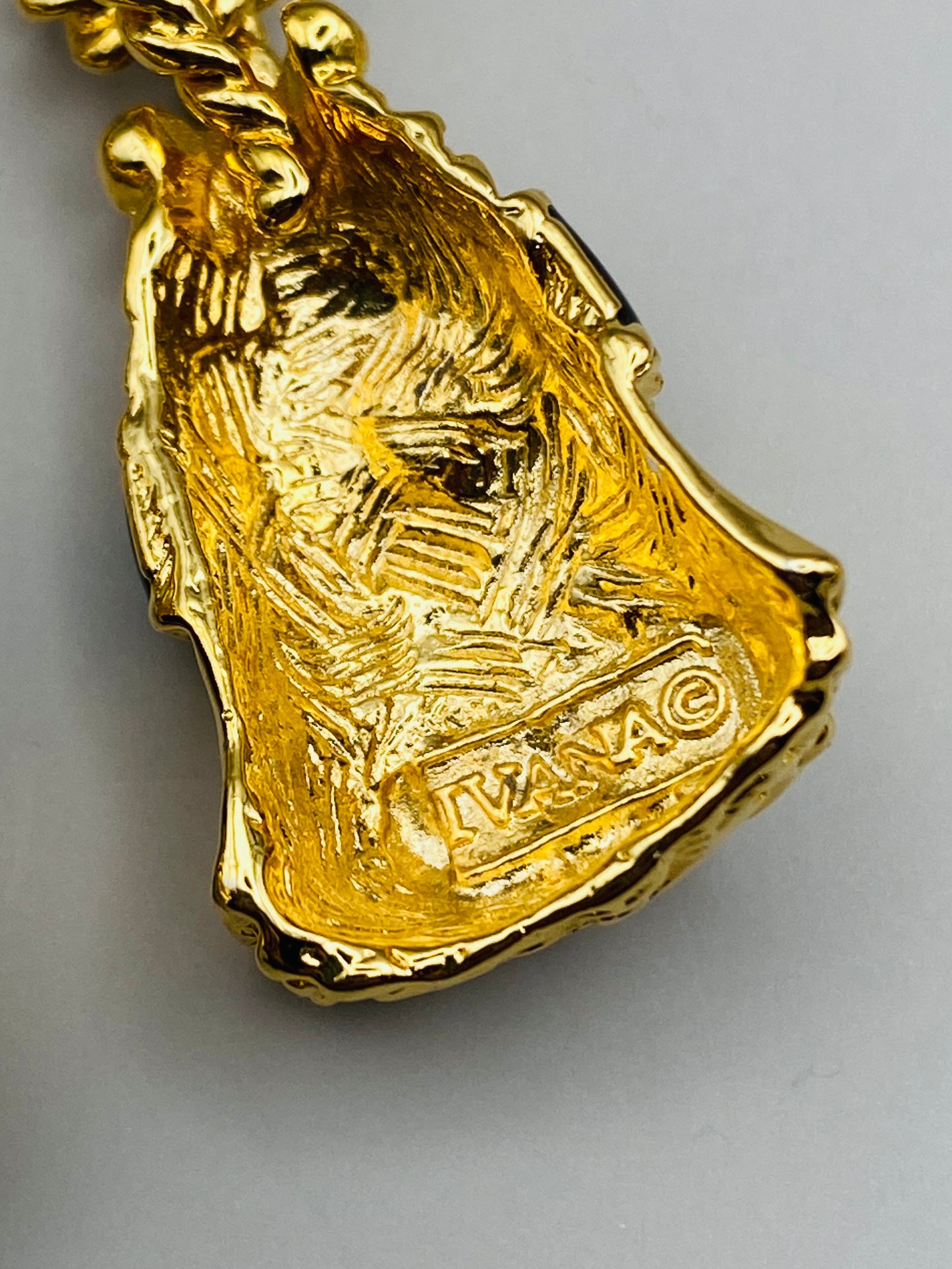 Boucles d’oreilles vintage IVANA – Pompons dorés sculptés, émail noir & strass (années 80, deadstock)