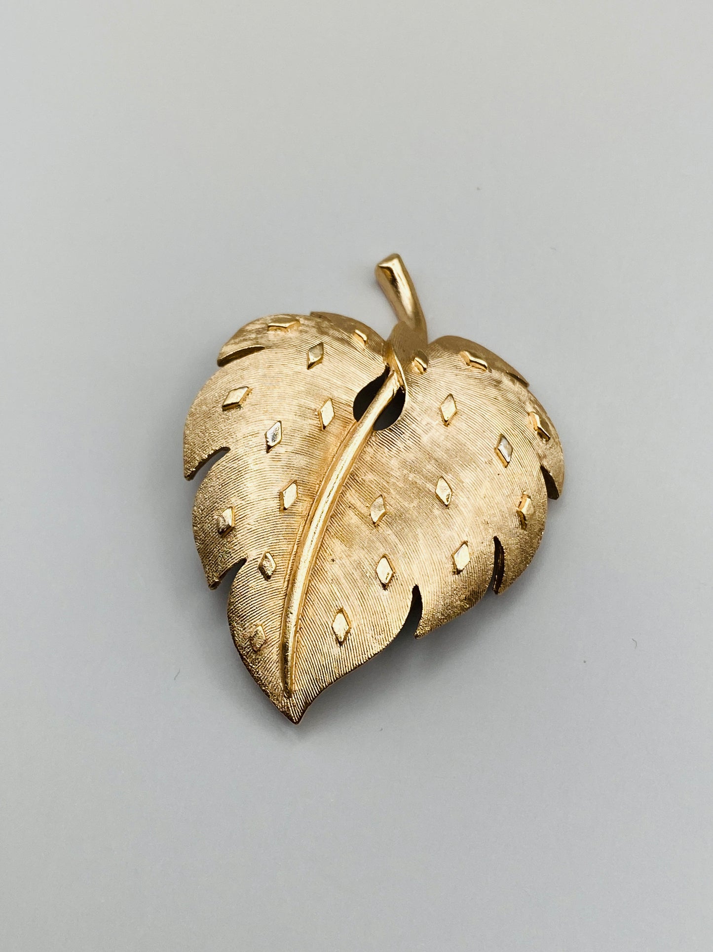 Vintage Trifari brooch – Textured gold leaf (new)