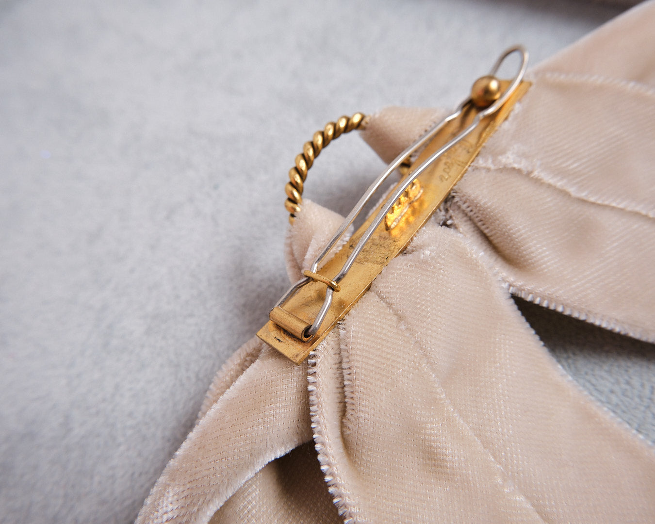Barrette vintage en velours beige signée Arifior Creazioni