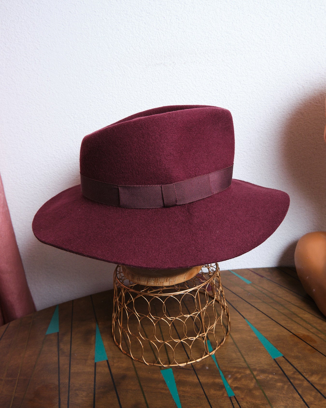 Chapeau vintage bordeaux à larges bords