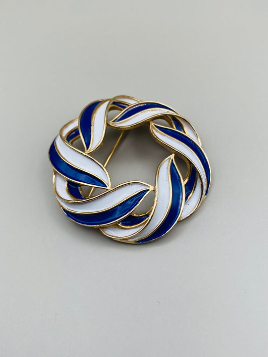 Broche vintage Trifari – Couronne entrelacée bleu roi & blanc (neuf)