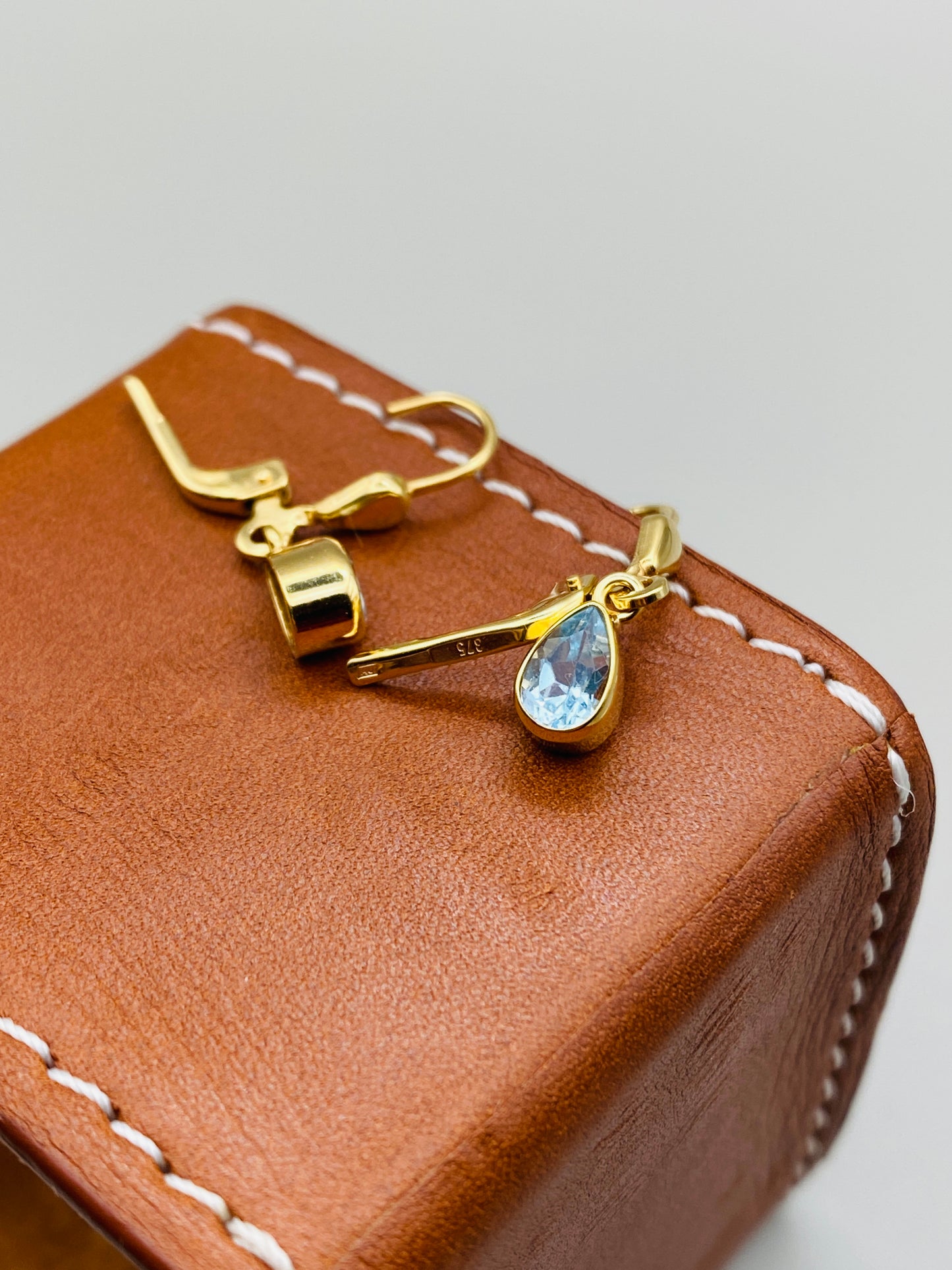 Boucles d’oreilles vintage en or 9 carats et pierre bleue