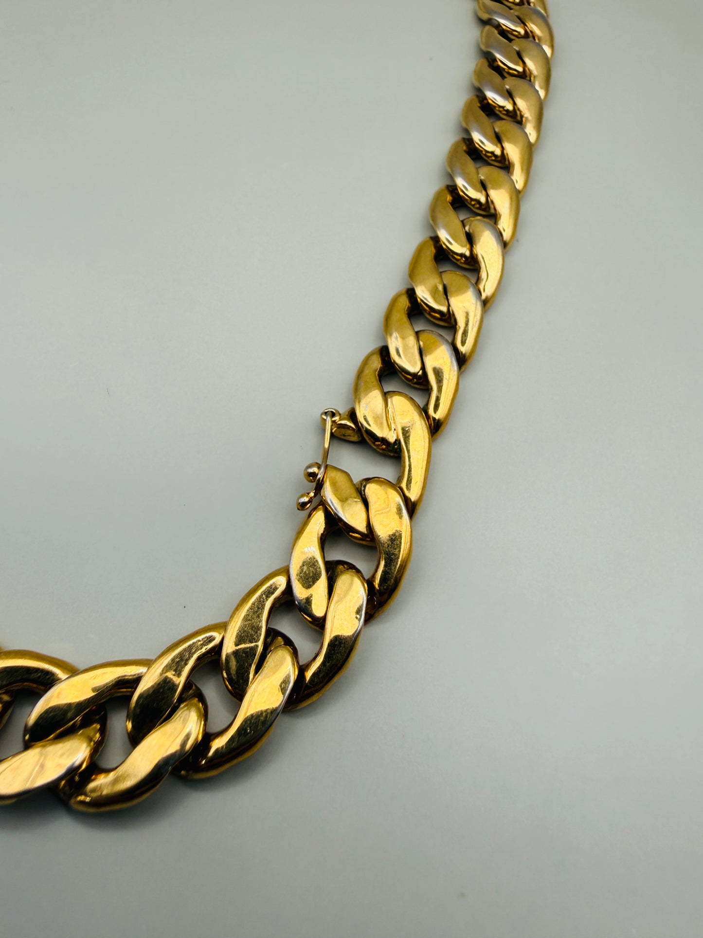 Collier vintage chaîne dorée & motif central – allure couture