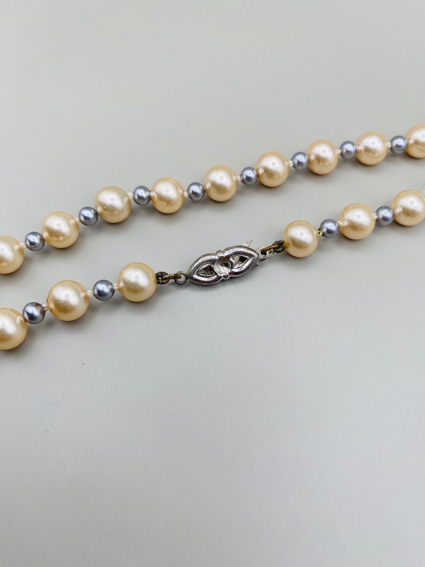 Collier vintage de perles fantaisie en verre – perles ivoire et gris perle