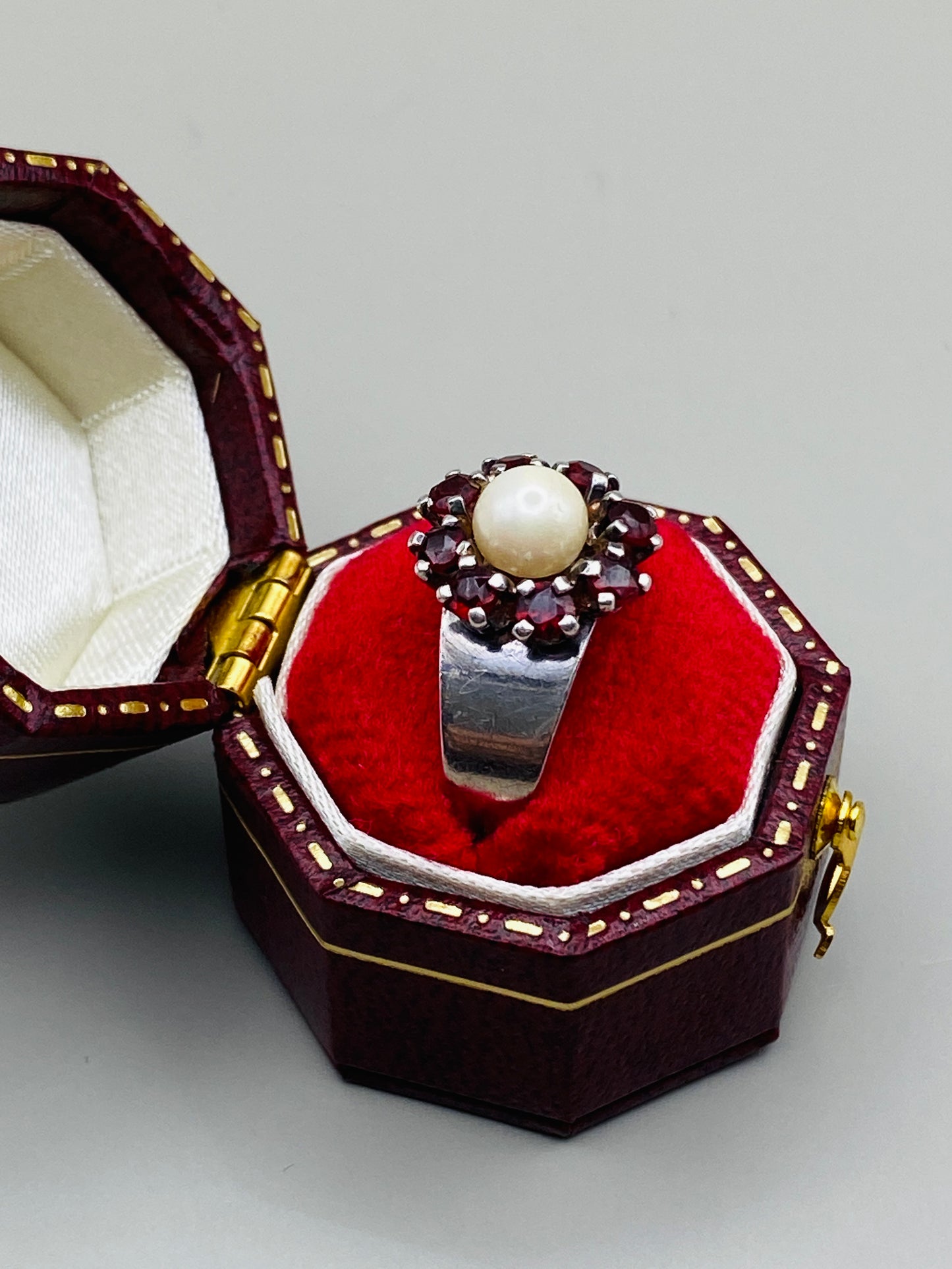 Vintage ring in 835 silver, genuine pearl &amp; garnets