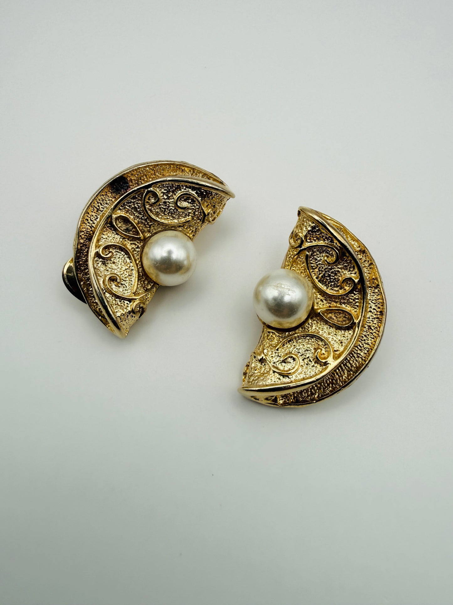 Clips d’oreilles vintage perles & arabesques dorées