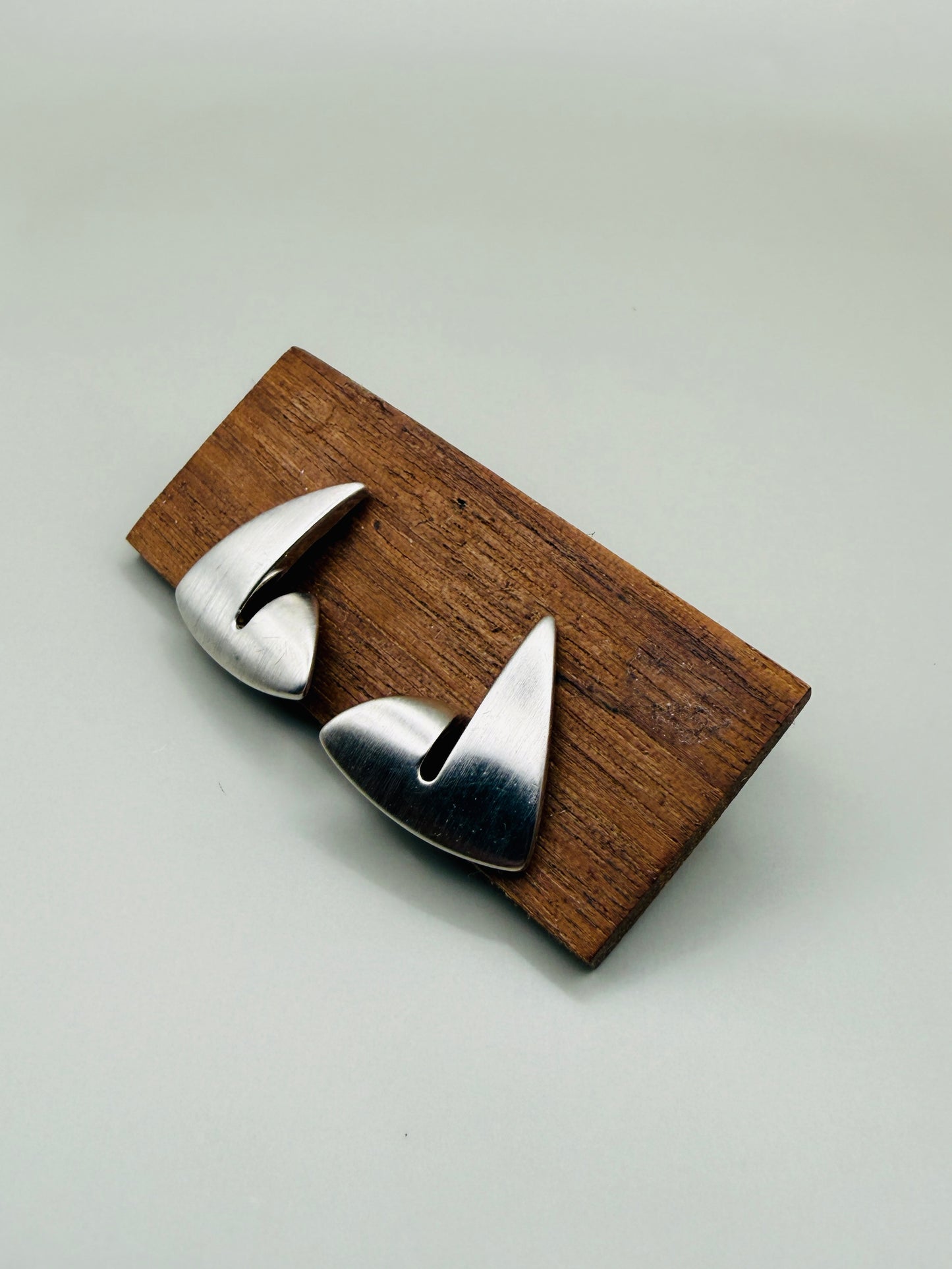 Boucles d’oreilles vintage sculpturales Pierre Lang – argenté satiné