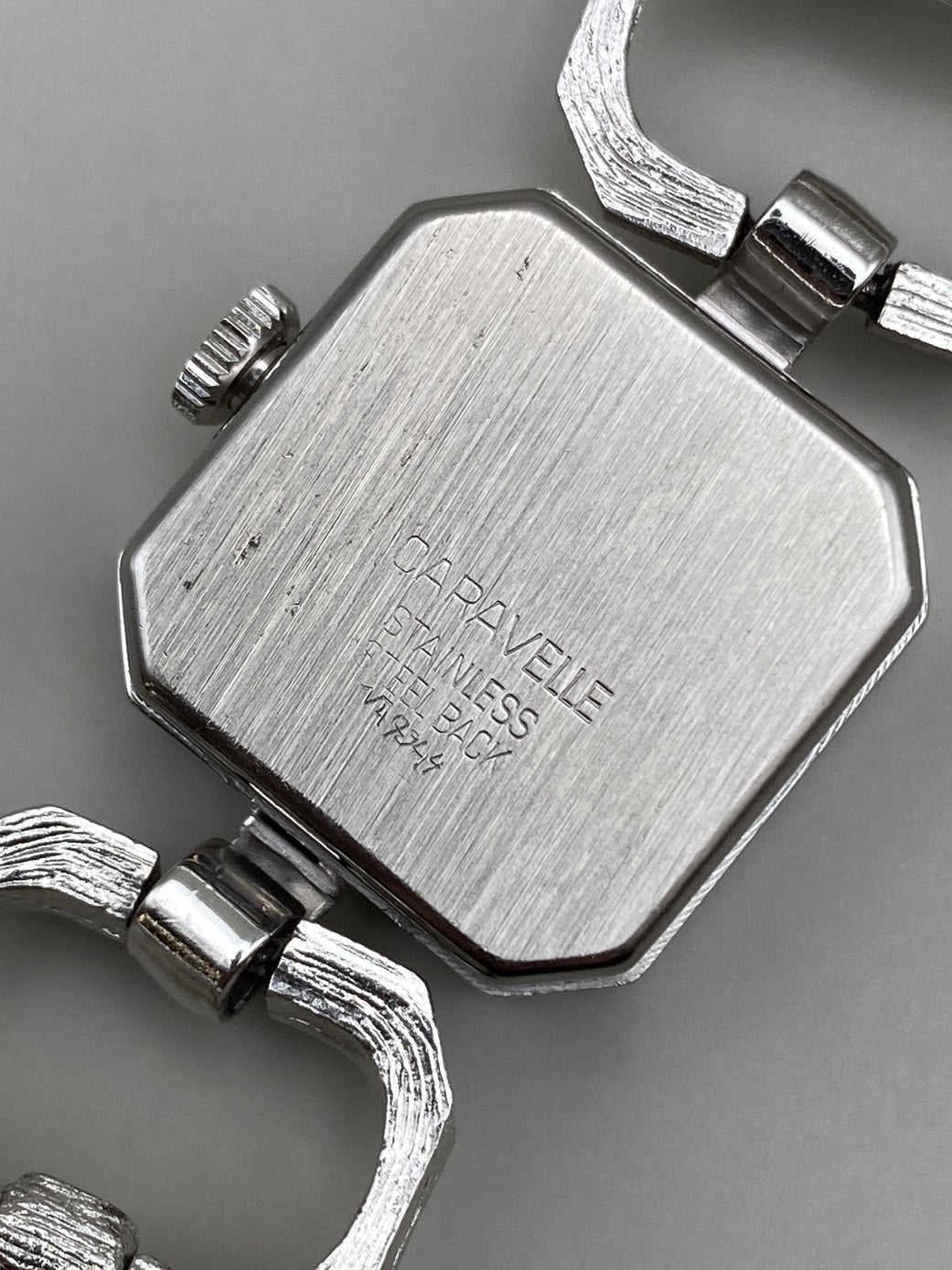 Montre Vintage Caravelle mécanique – Bracelet acier design géométrique 70s