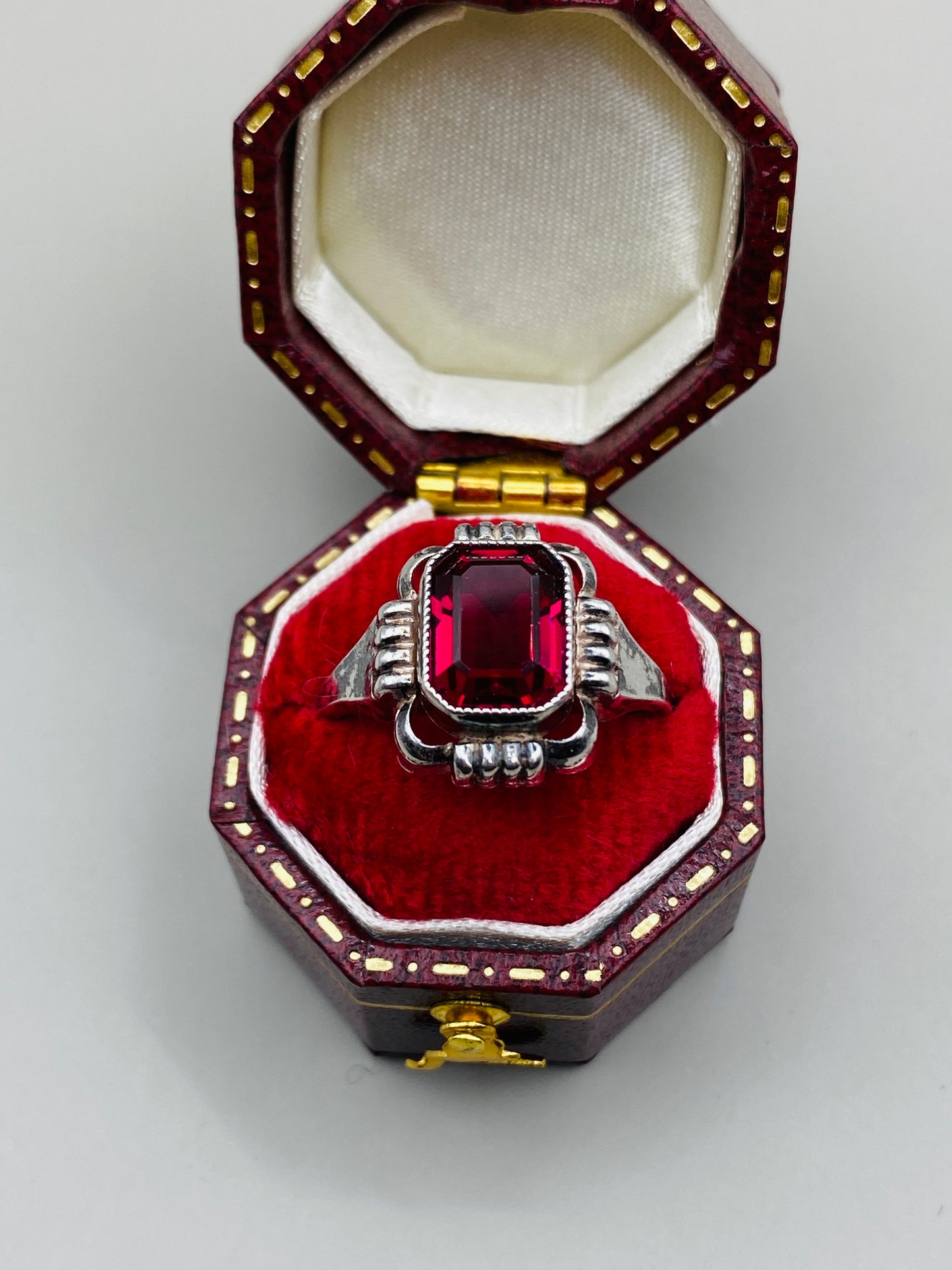 Bague vintage 835 en argent et poinçon de maître, pierre rouge décorative