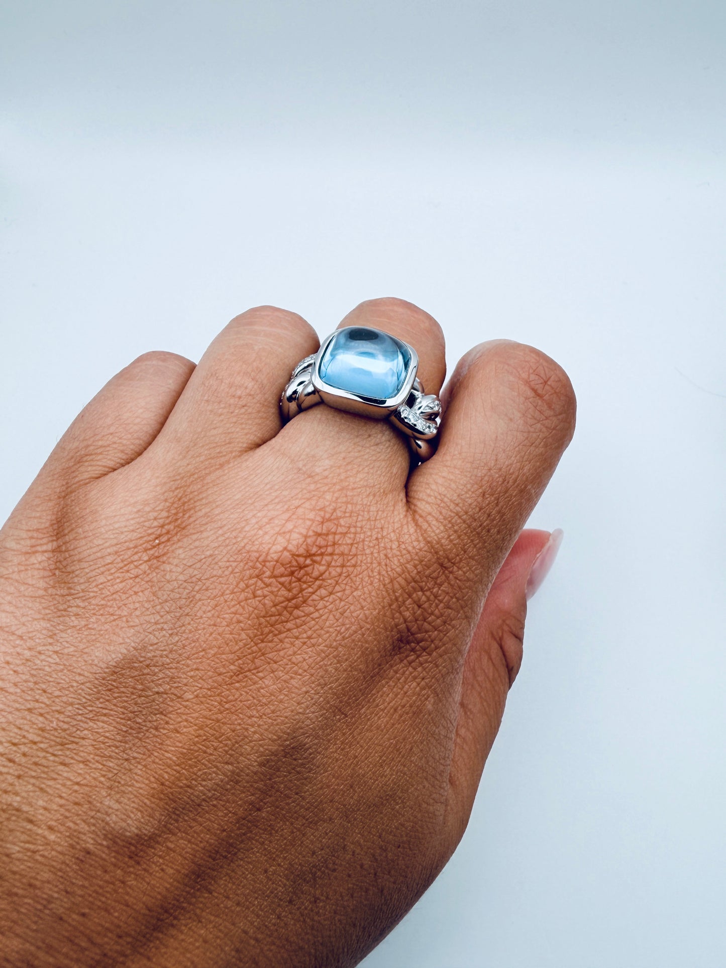 Bague contemporaine en argent 925 et topaze bleue