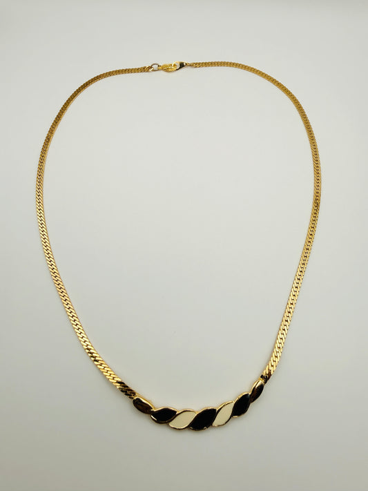 Collier vintage doré à mailles chevrons et émaux noir & ivoire