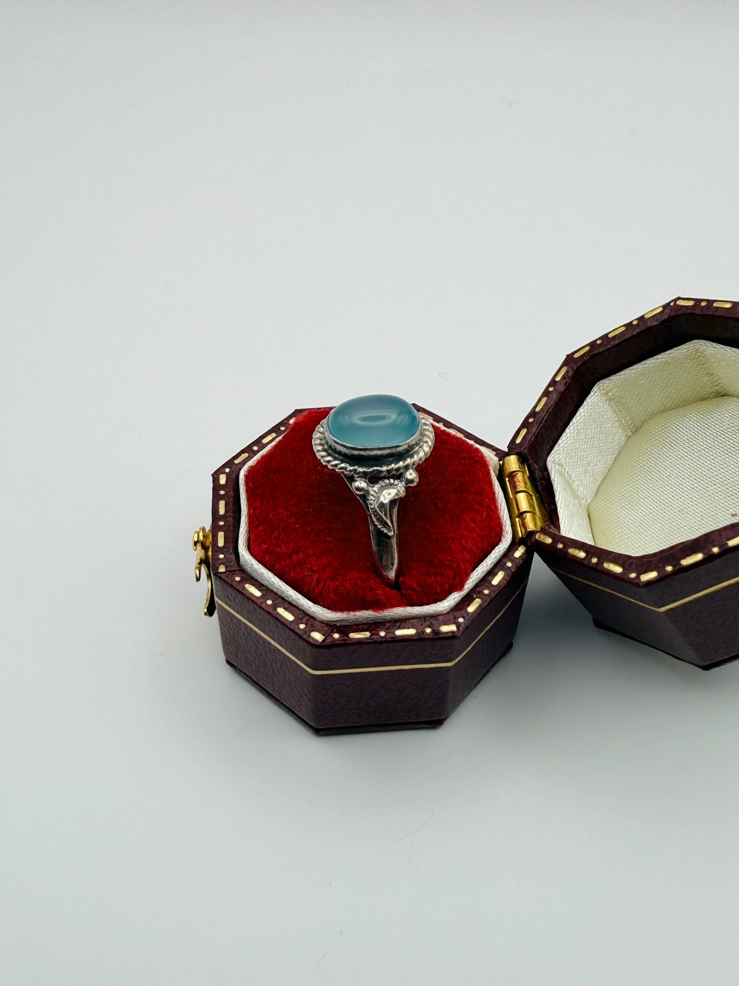 Bague vintage en argent et pierre bleu céladon