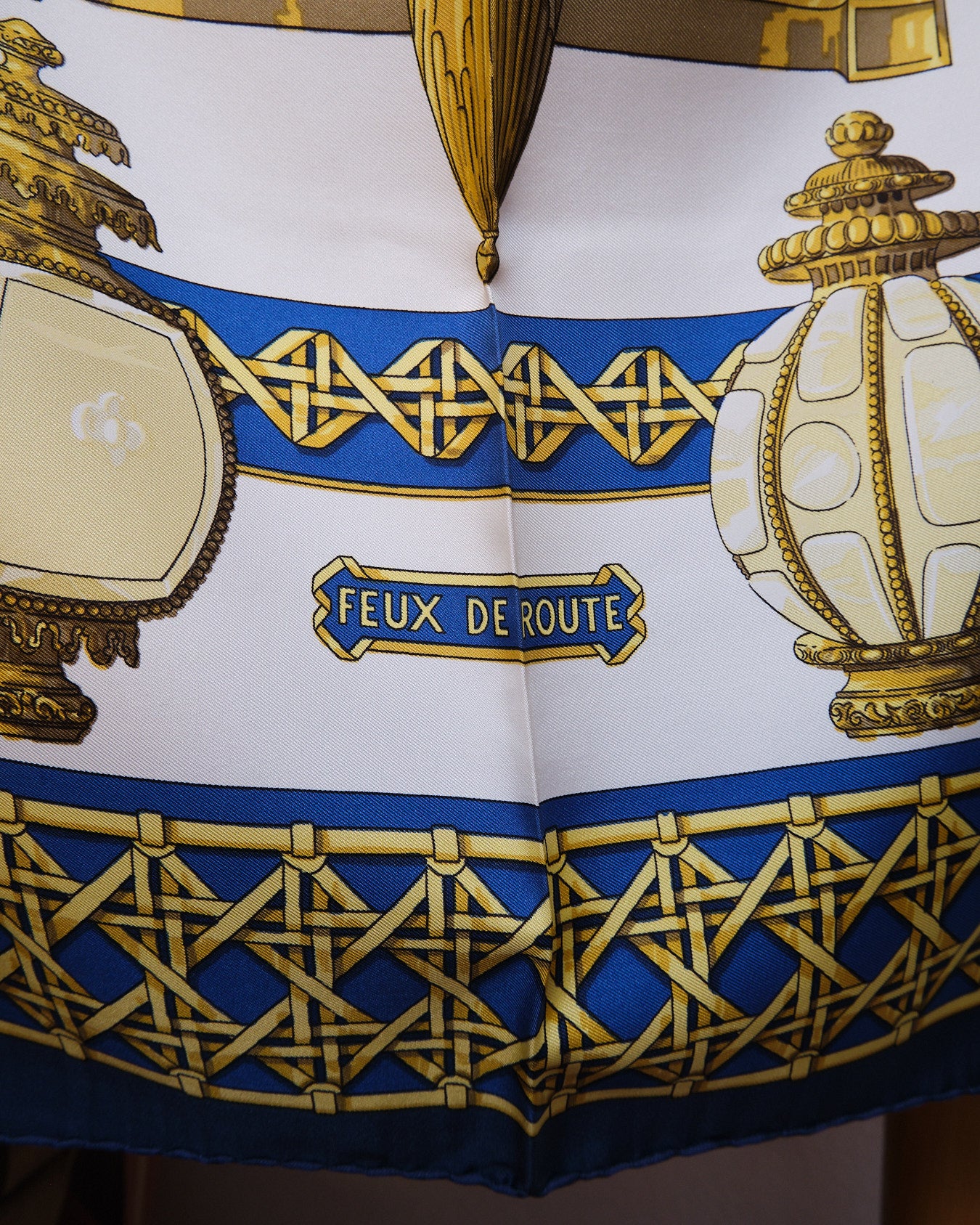Carré vintage en soie signé Hermès, modèle “Feux de Route”